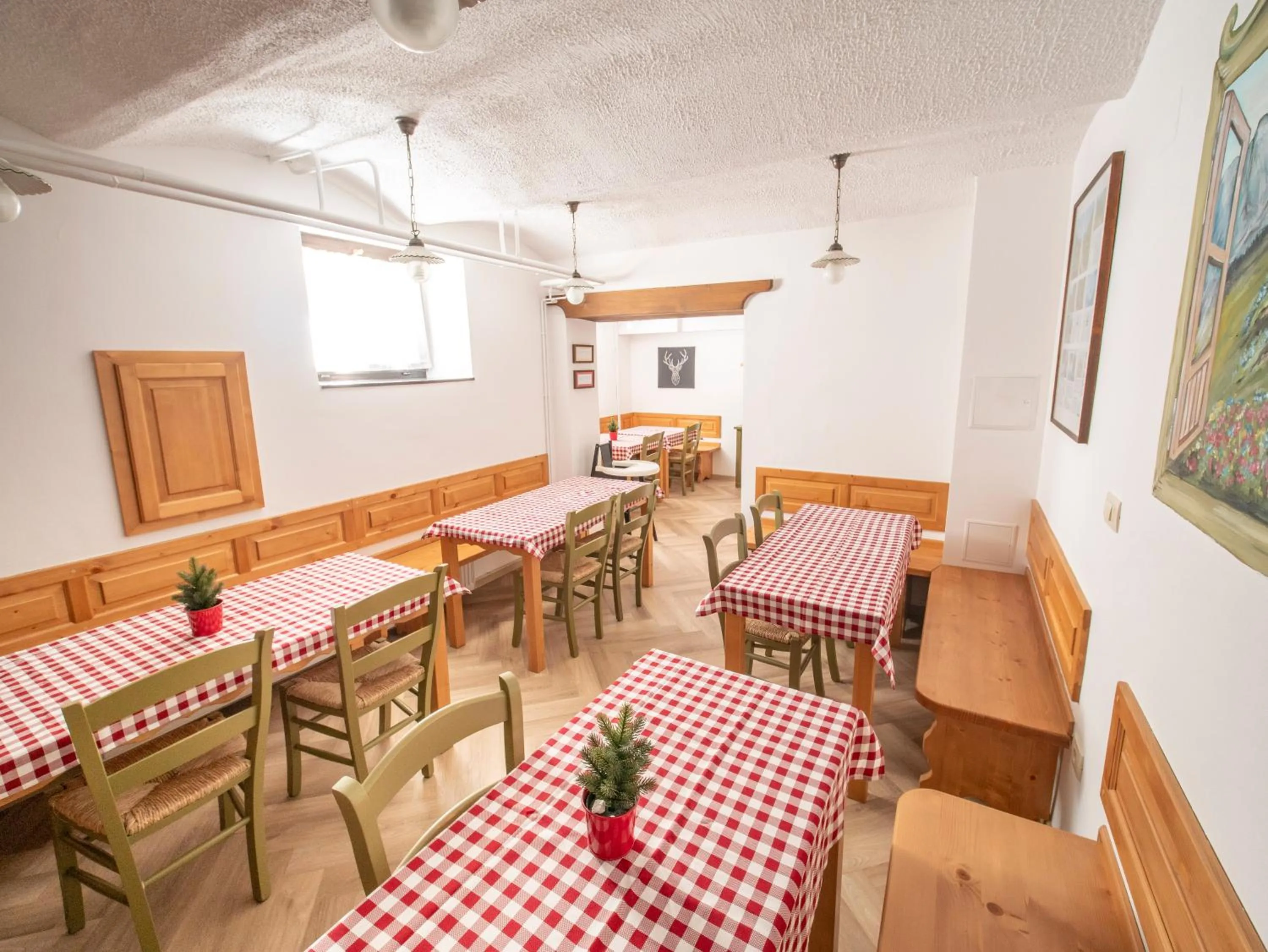 Restaurant/places to eat in Berghi Hotel and Apartments