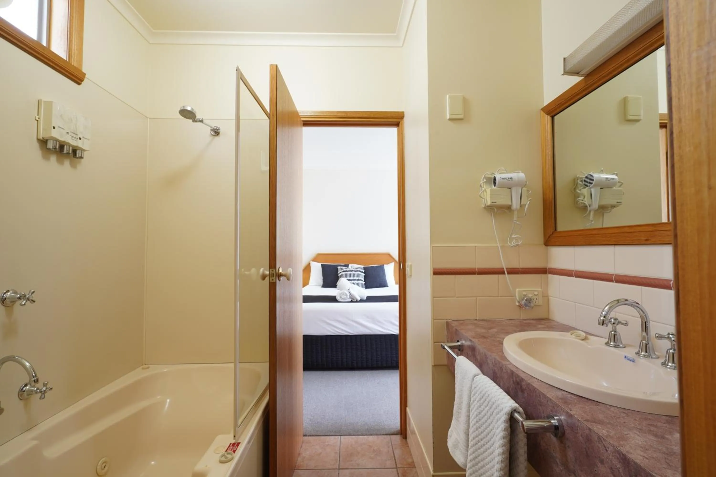 Bathroom, Bed in Best Westlander Motor Inn