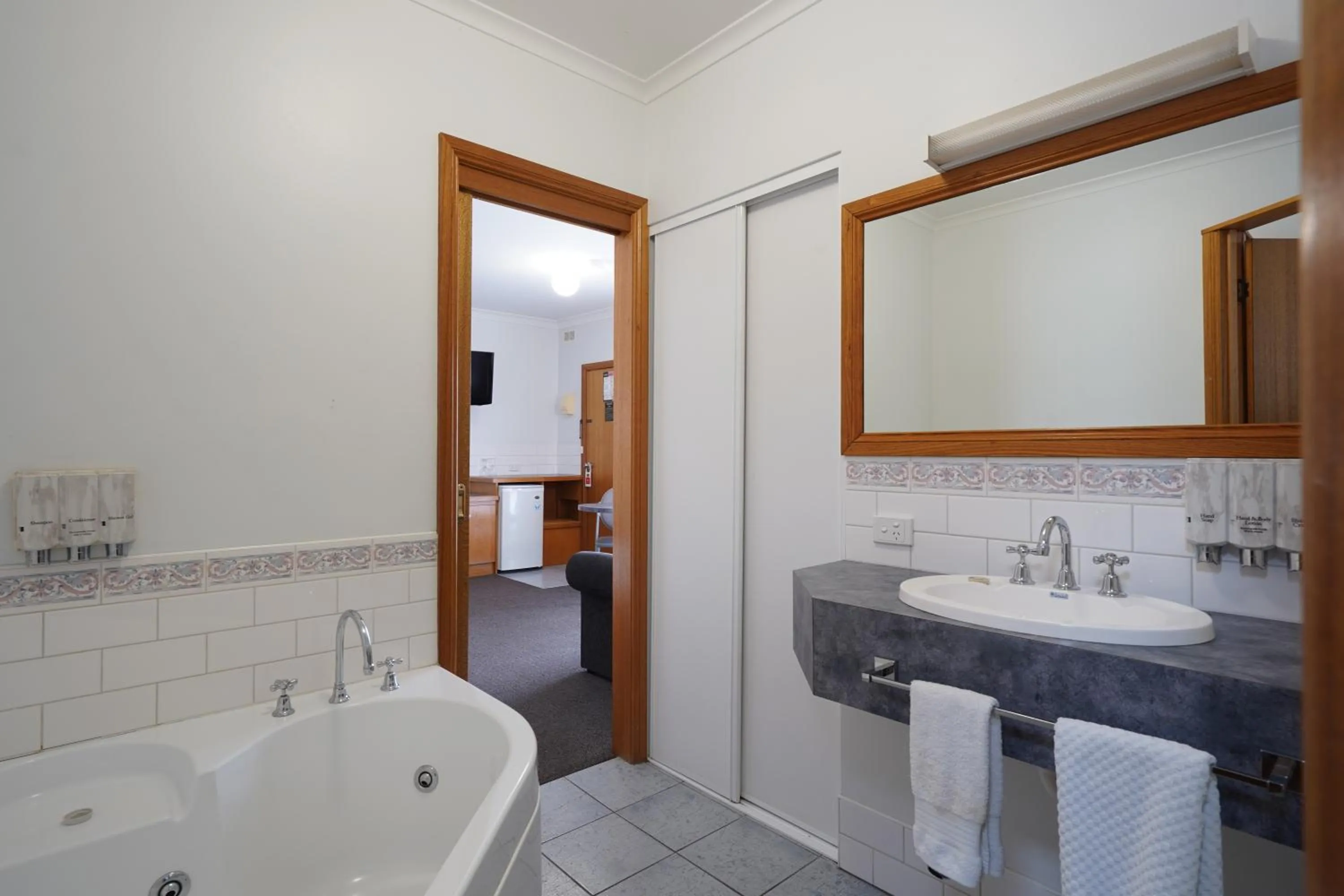 Bathroom in Best Westlander Motor Inn