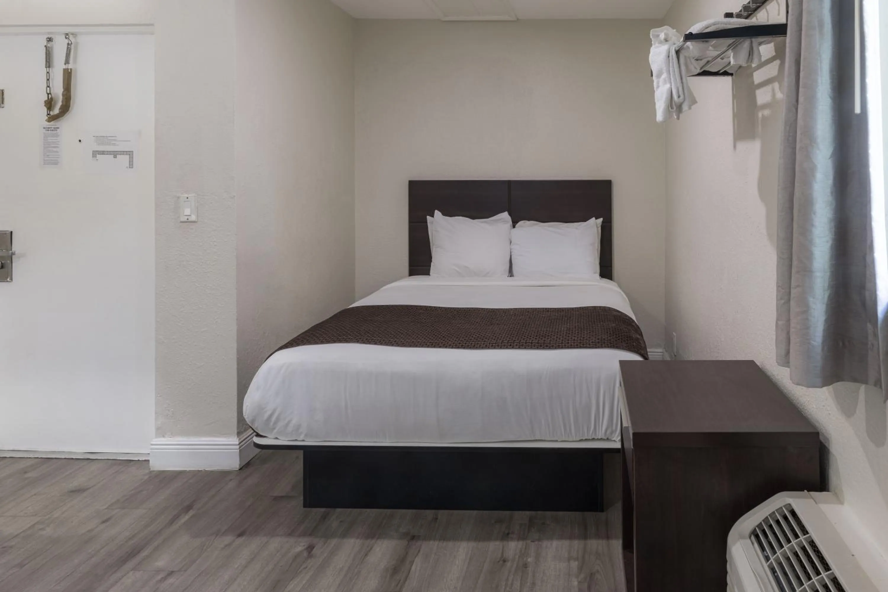 Bedroom, Bed in Ocean Reef Hotel