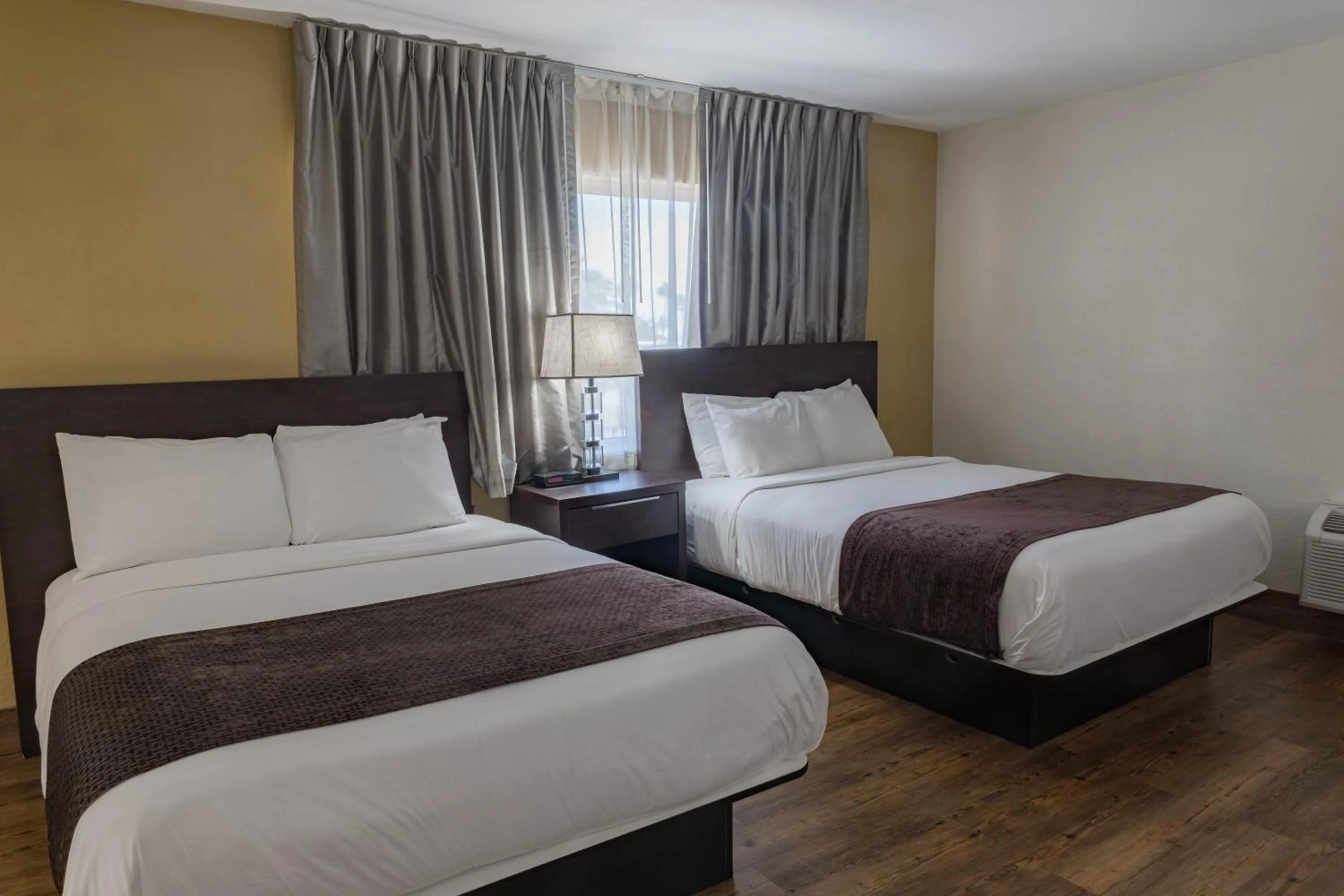 Bedroom, Bed in Ocean Reef Hotel