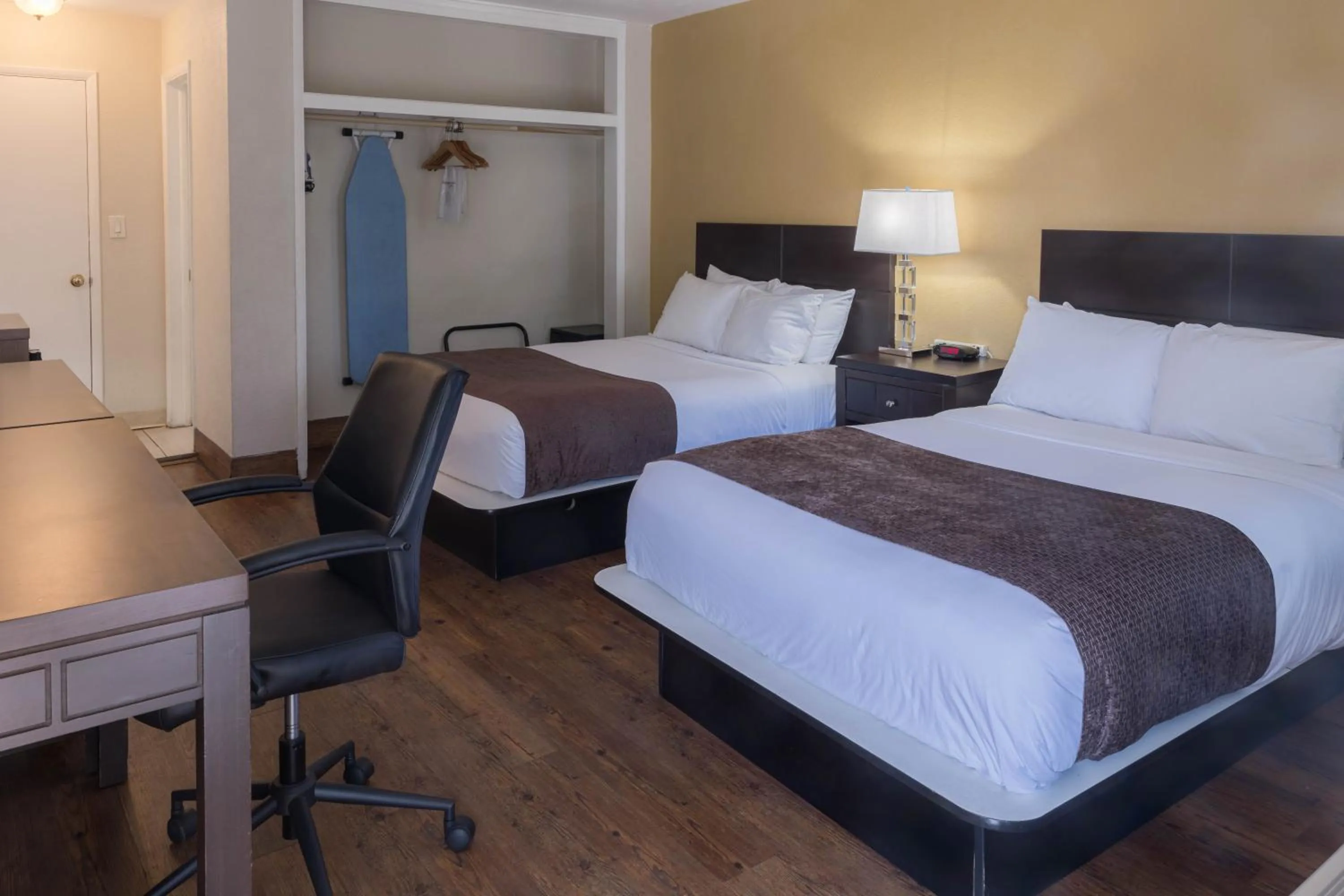 Bedroom, Bed in Ocean Reef Hotel