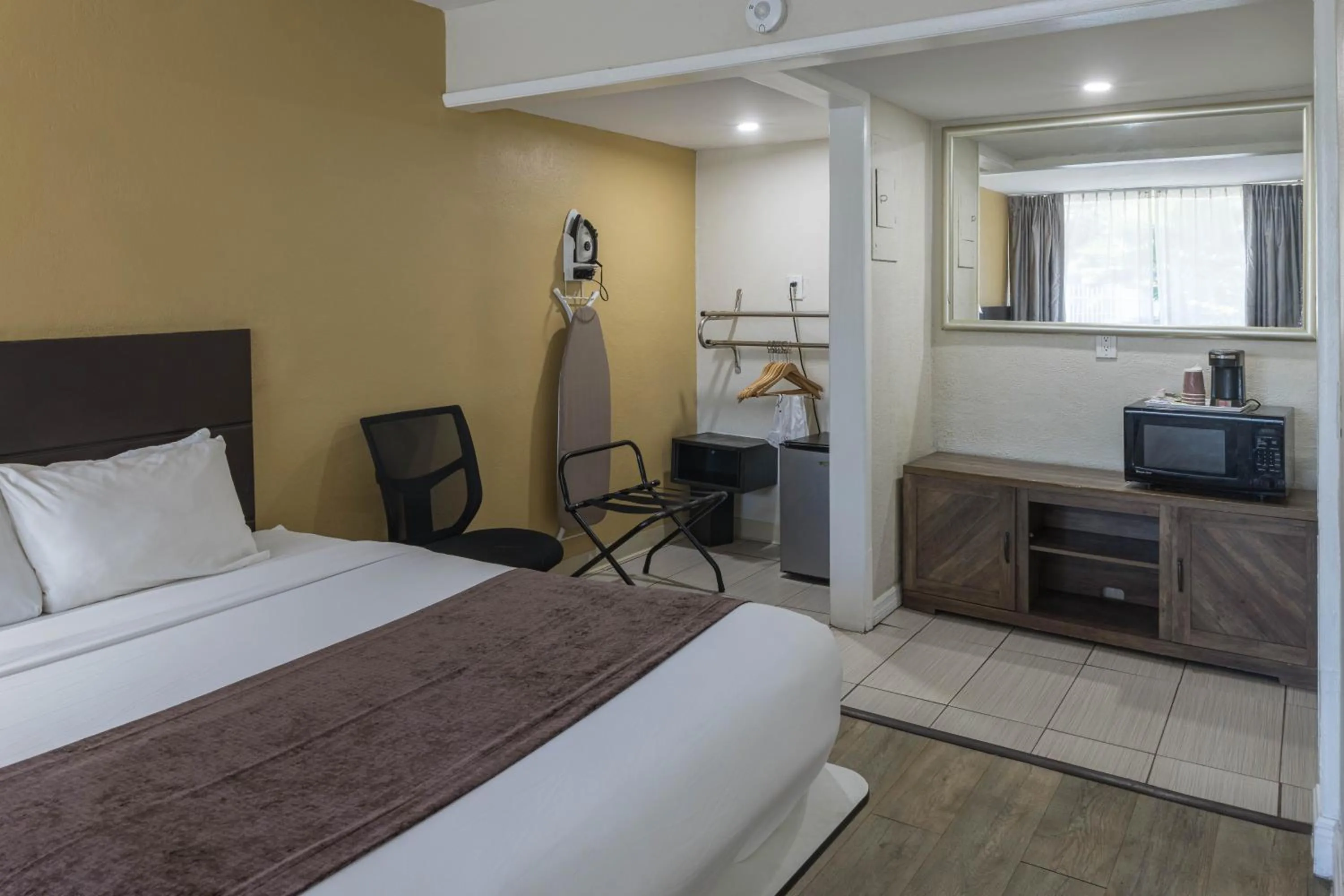 Photo of the whole room, Bed in Ocean Reef Hotel