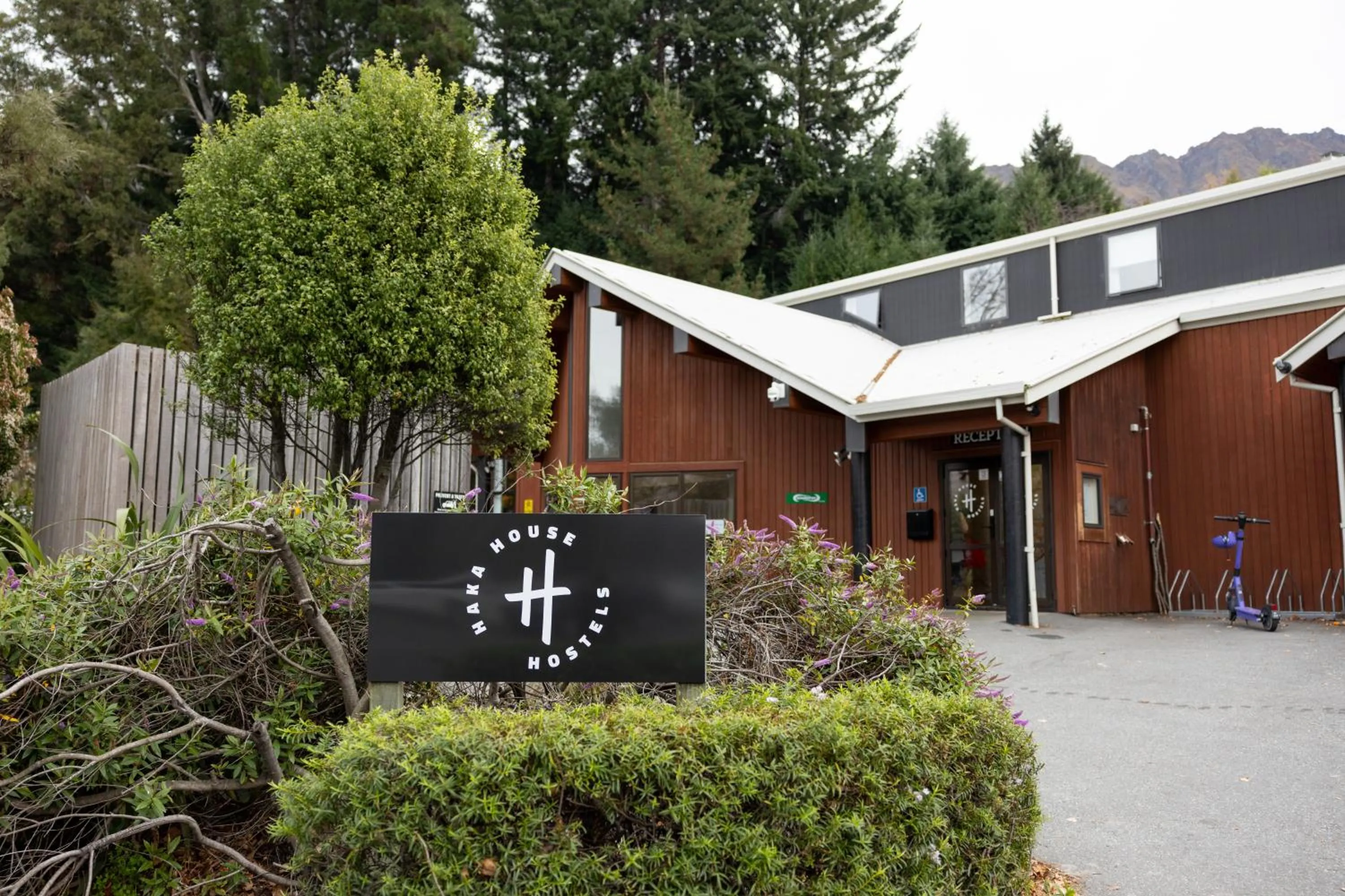 Facade/entrance in Haka House Queenstown Lakefront