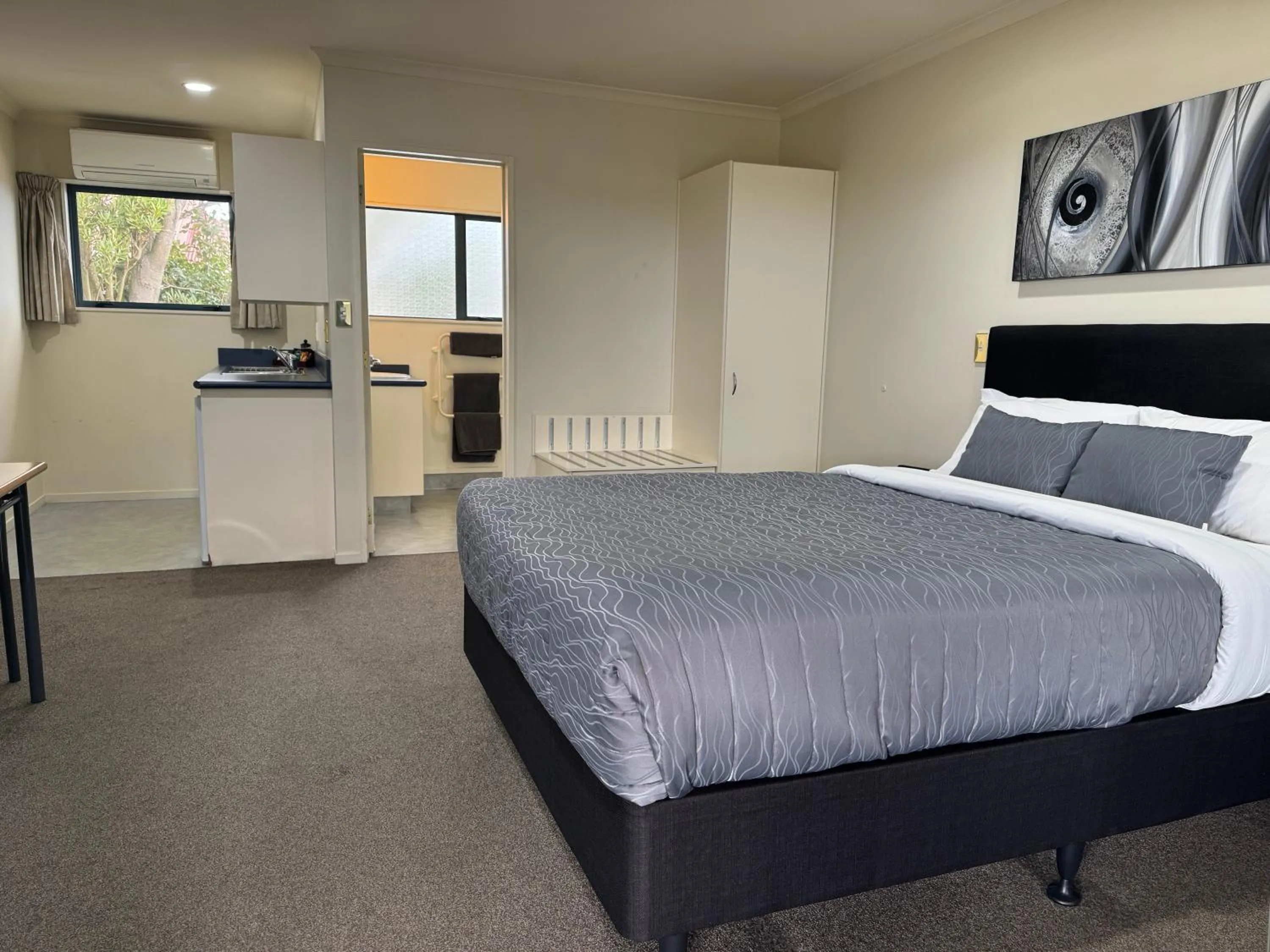 Bedroom, Bed in Bassingers Motor Lodge