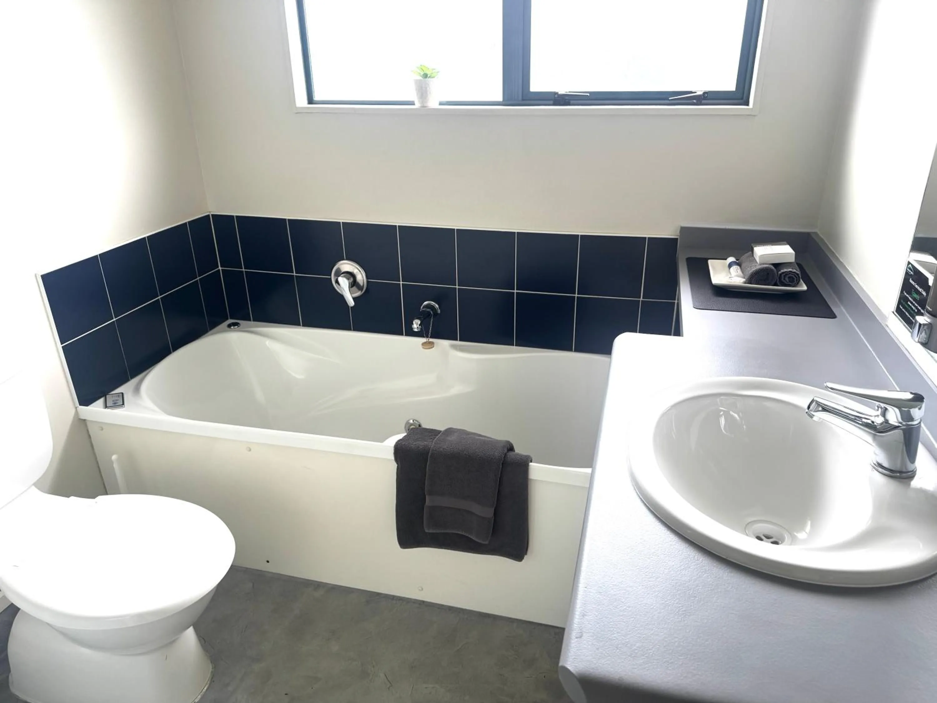 Bath in Bassingers Motor Lodge