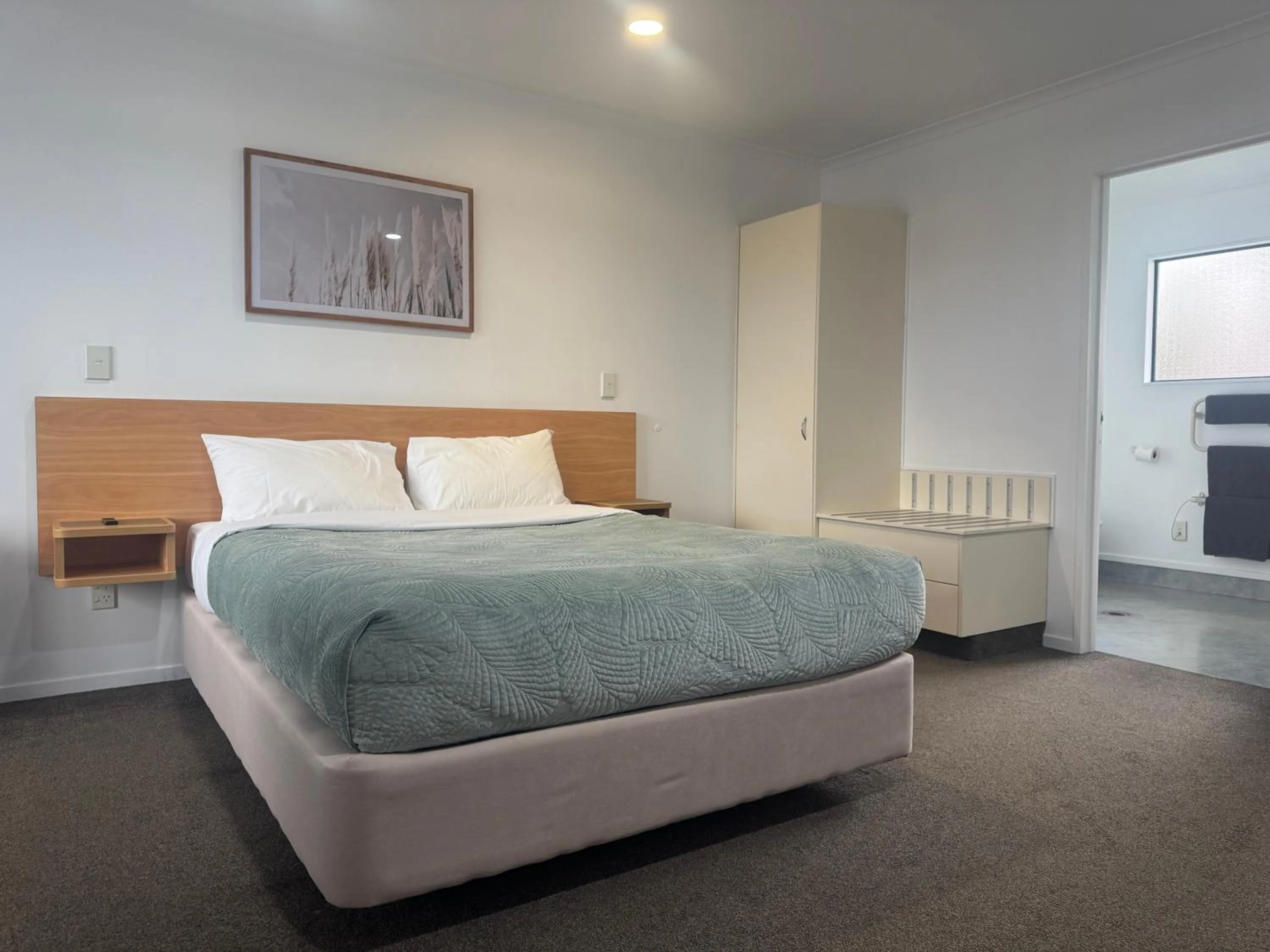 Bed in Bassingers Motor Lodge