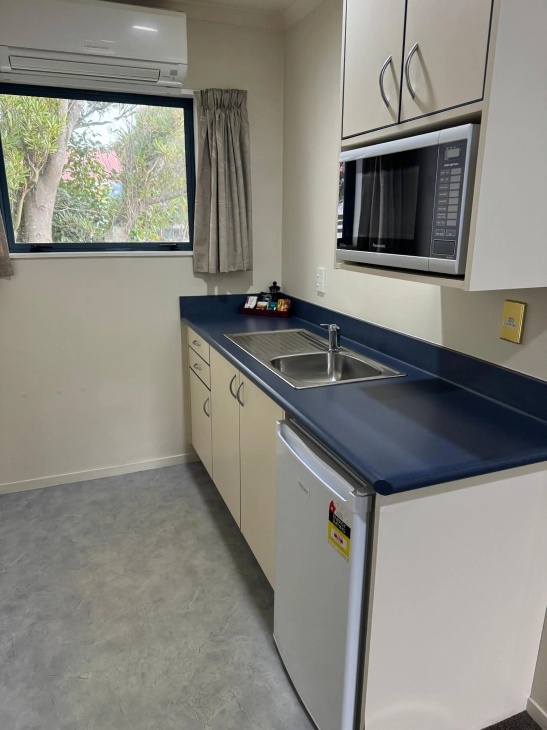 Kitchen or kitchenette in Bassingers Motor Lodge