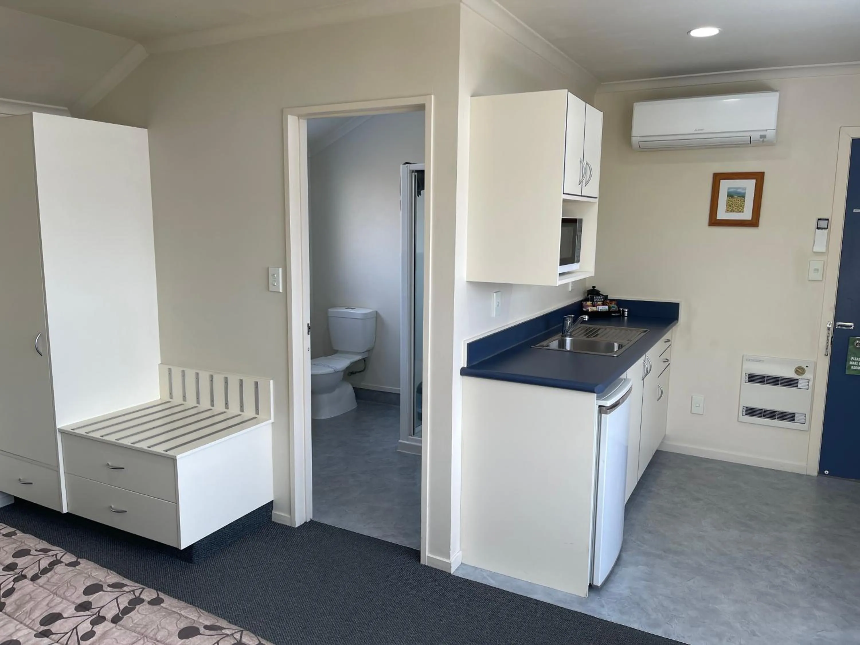 Bathroom in Bassingers Motor Lodge