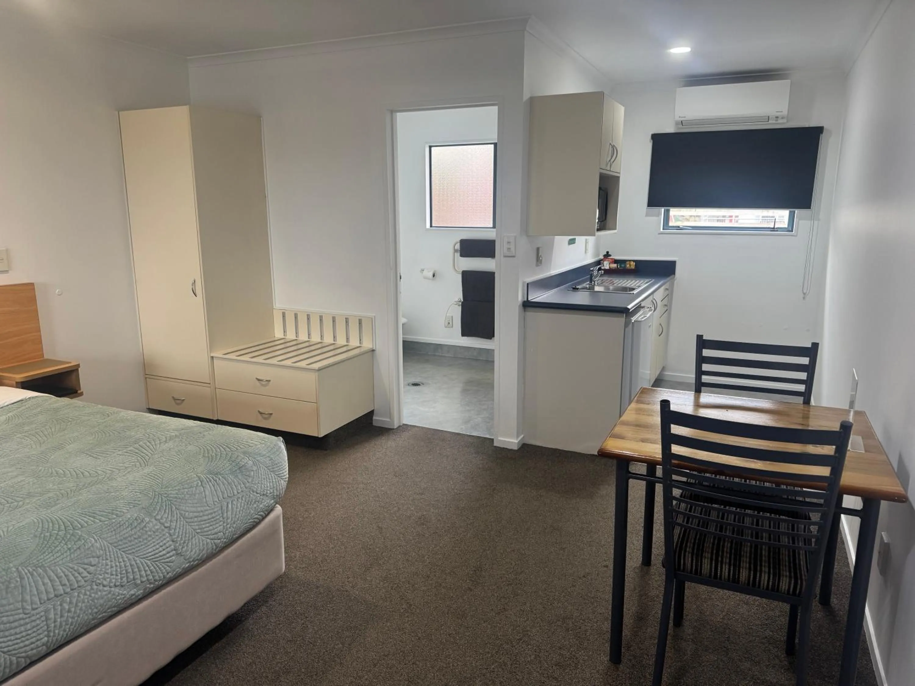 kitchen, Bed in Bassingers Motor Lodge