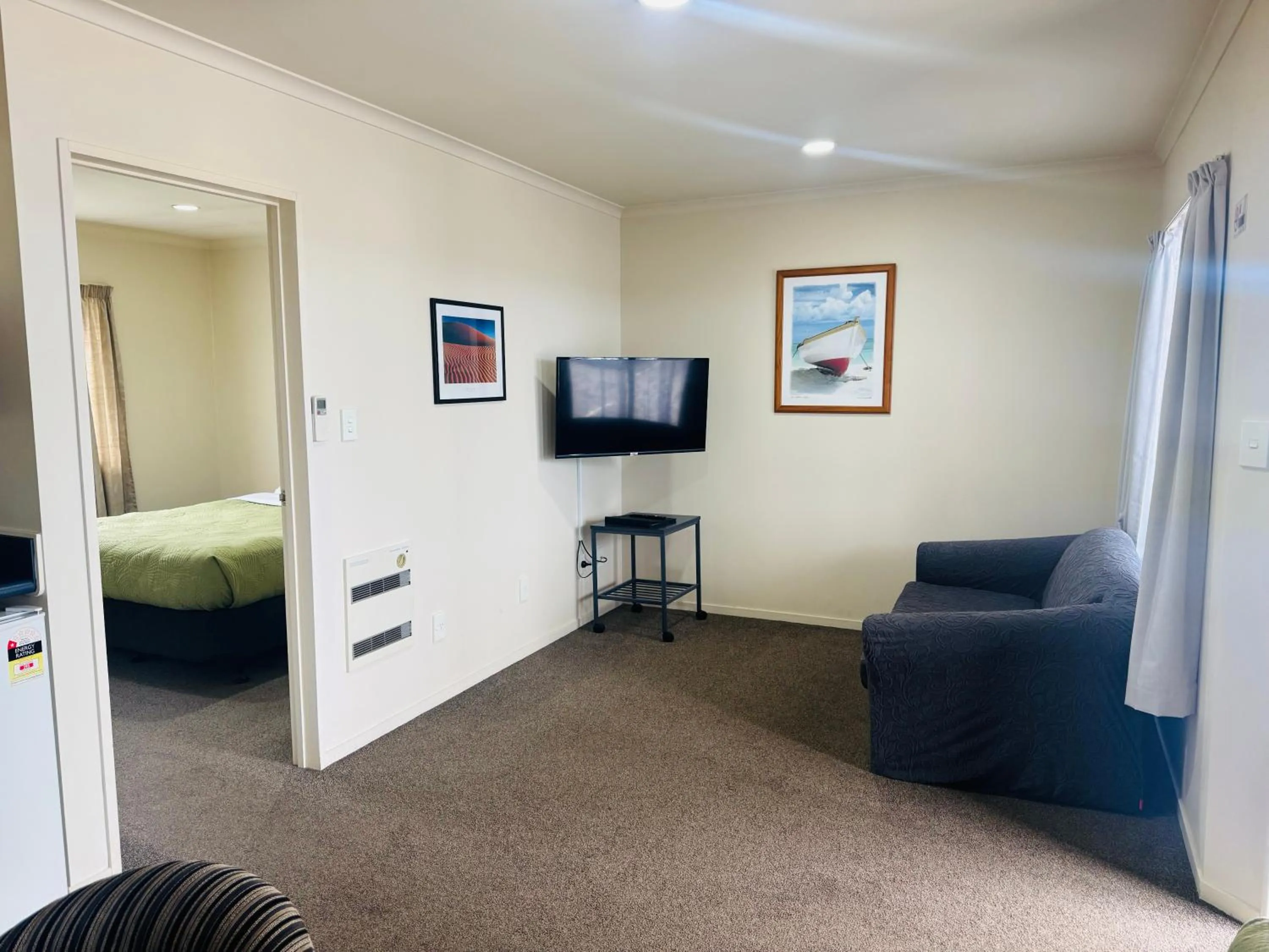 Lounge or bar, Bed in Bassingers Motor Lodge