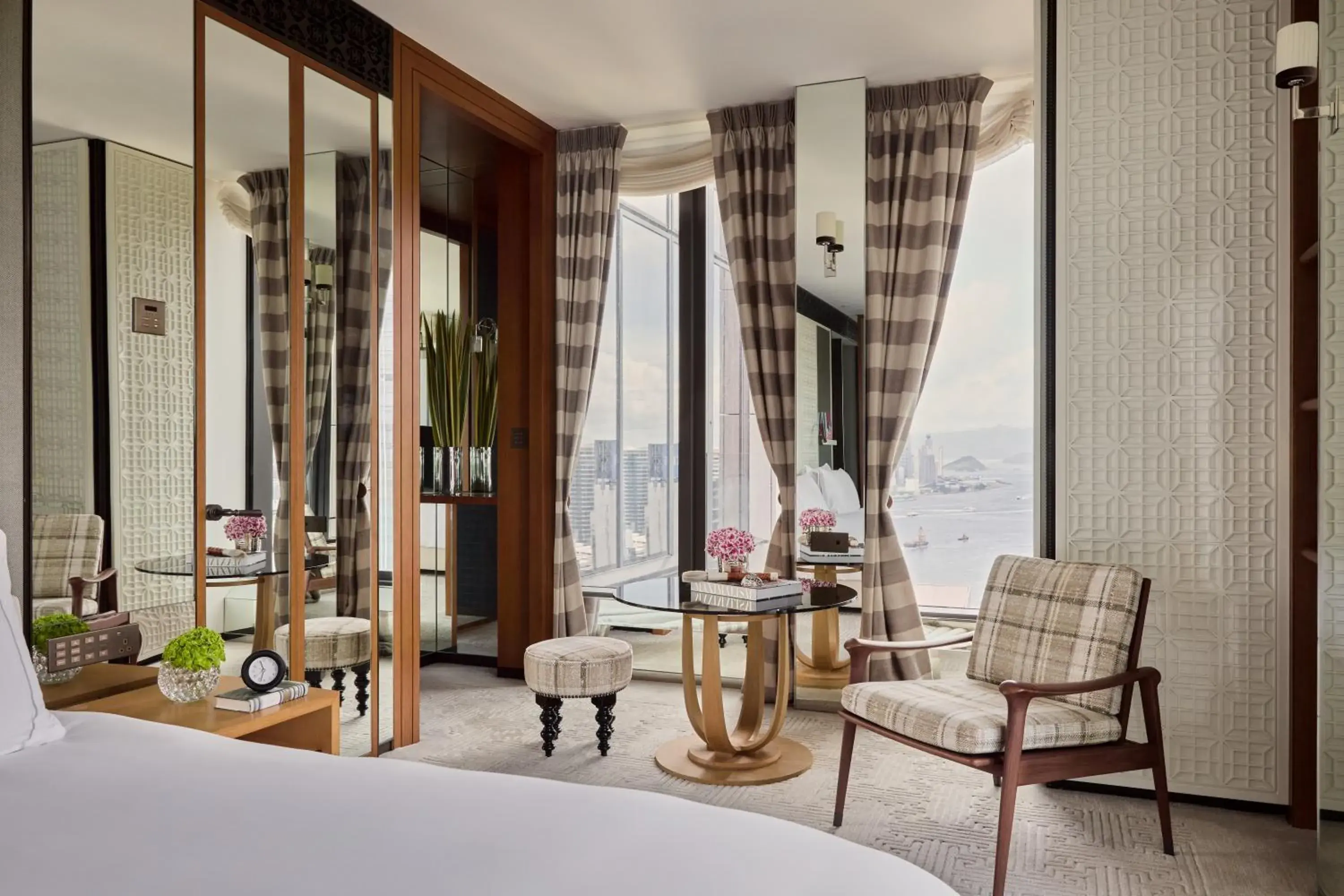 Twin Room with Kowloon Peak View in Rosewood Hong Kong Twin Room with Kowloon Peak View in Rosewood Hong Kong