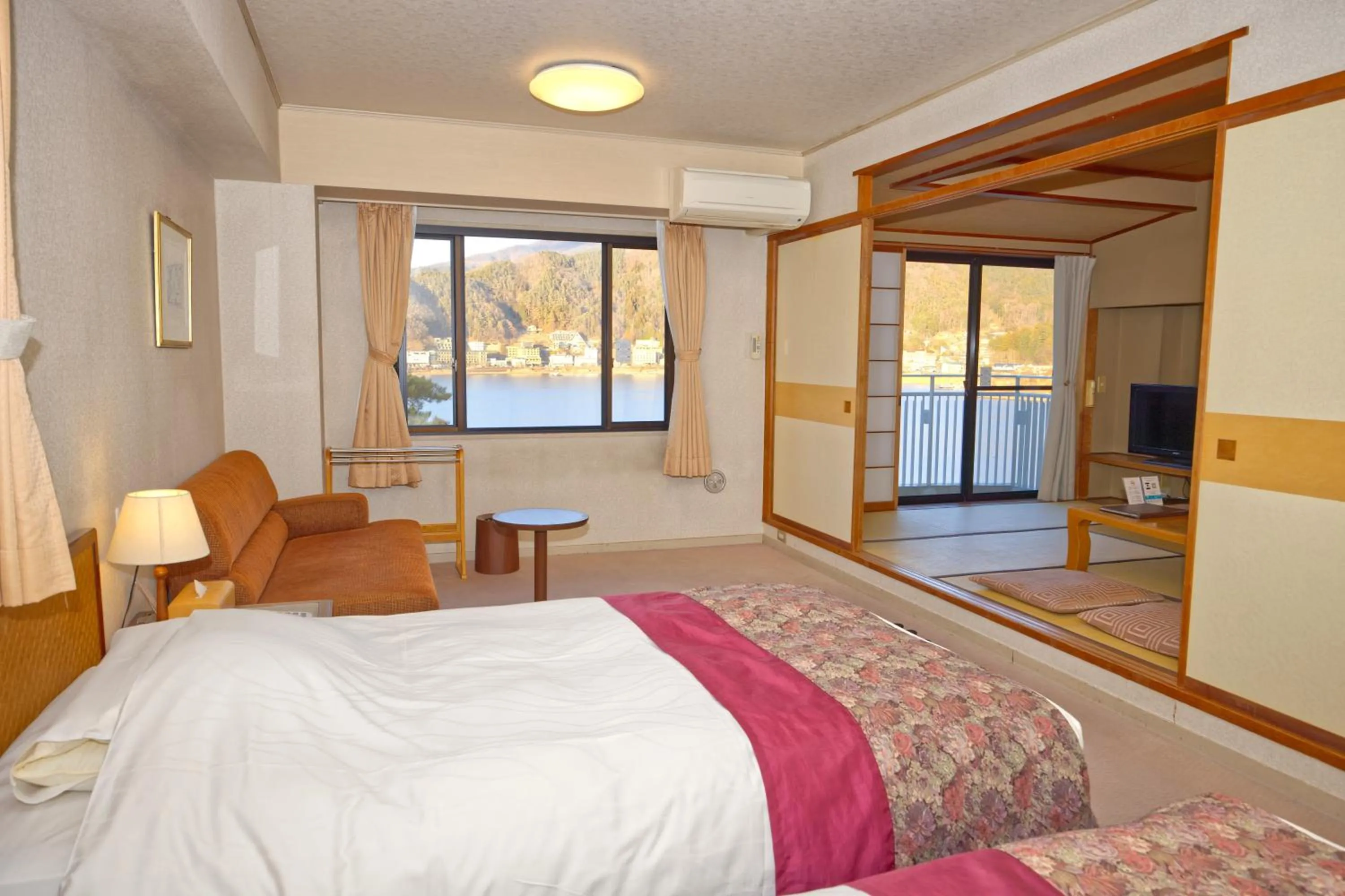 Bed in Fuji Lake Hotel