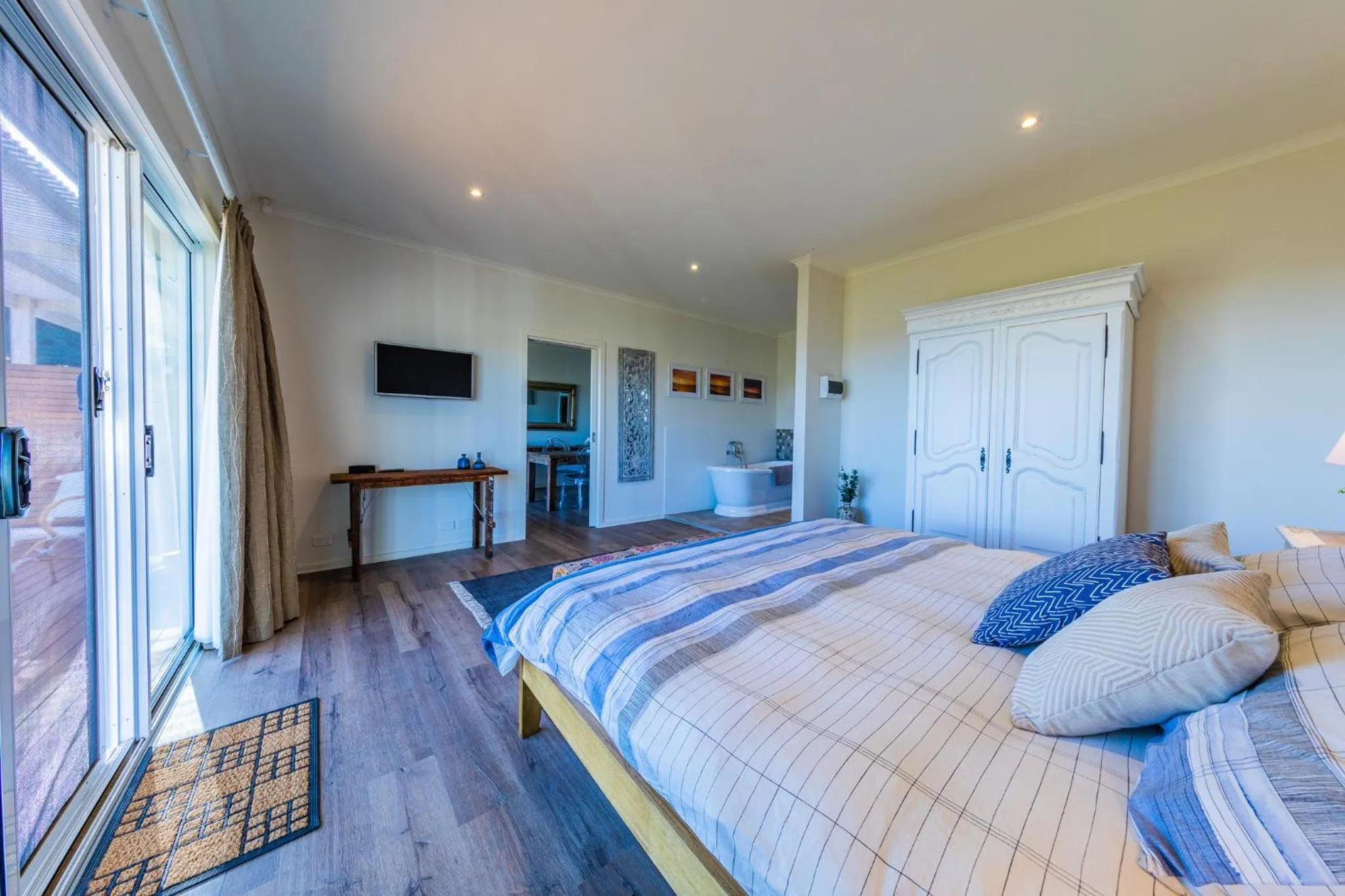 Bedroom, Bed in Coastal Lodge