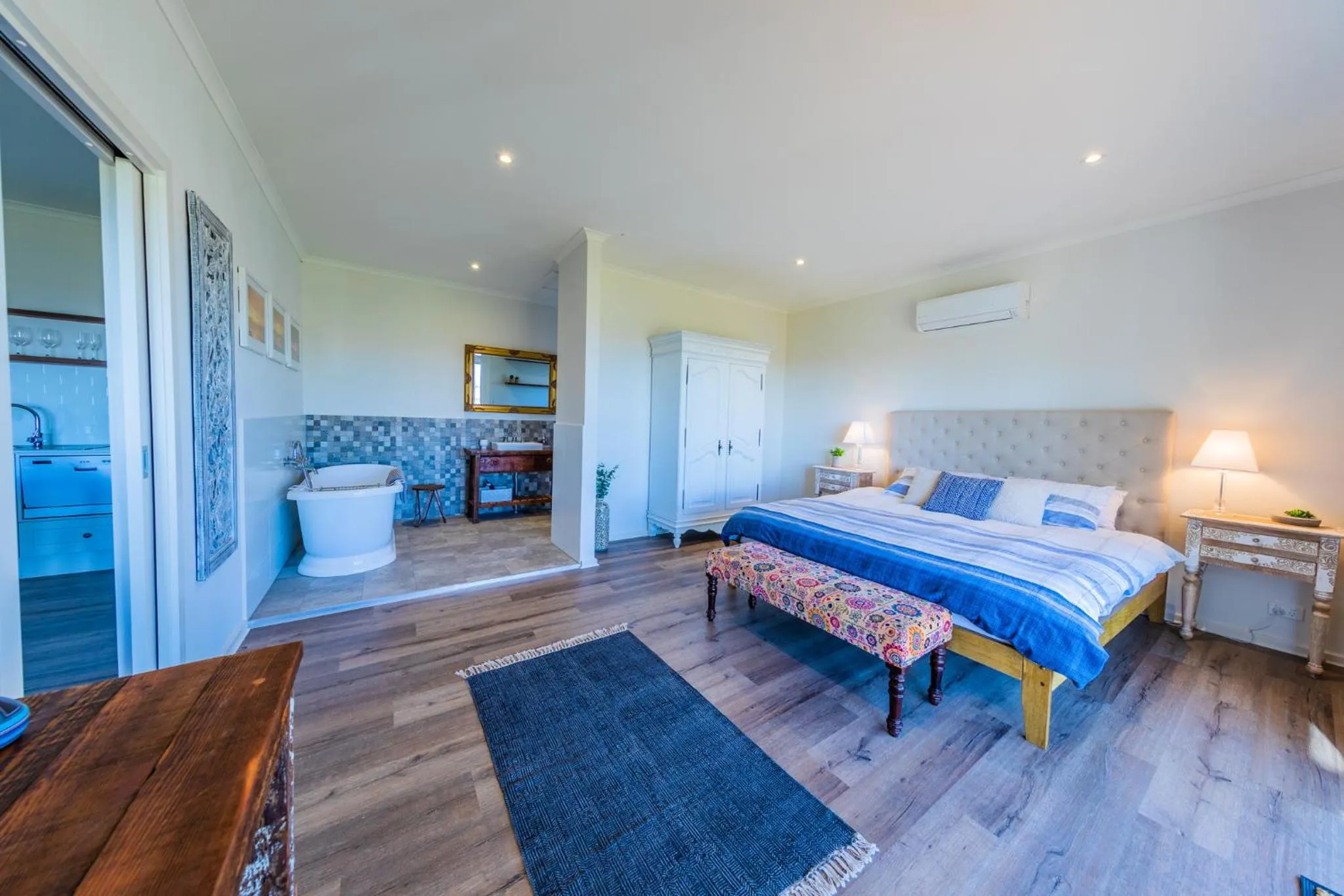 Bedroom, Bed in Coastal Lodge