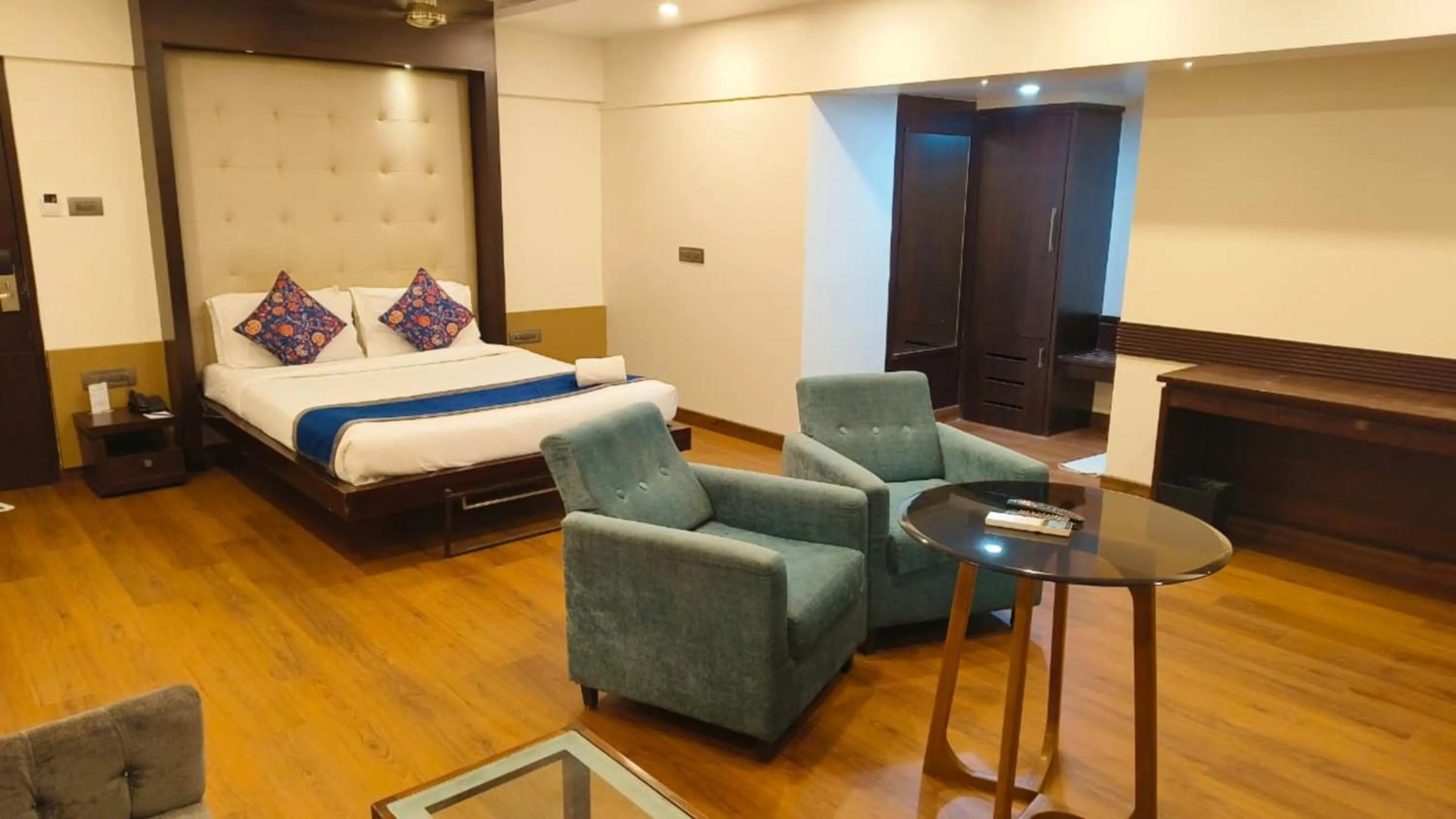 Seating area, Bed in Hotel Le Grande - Mumbai International Airport