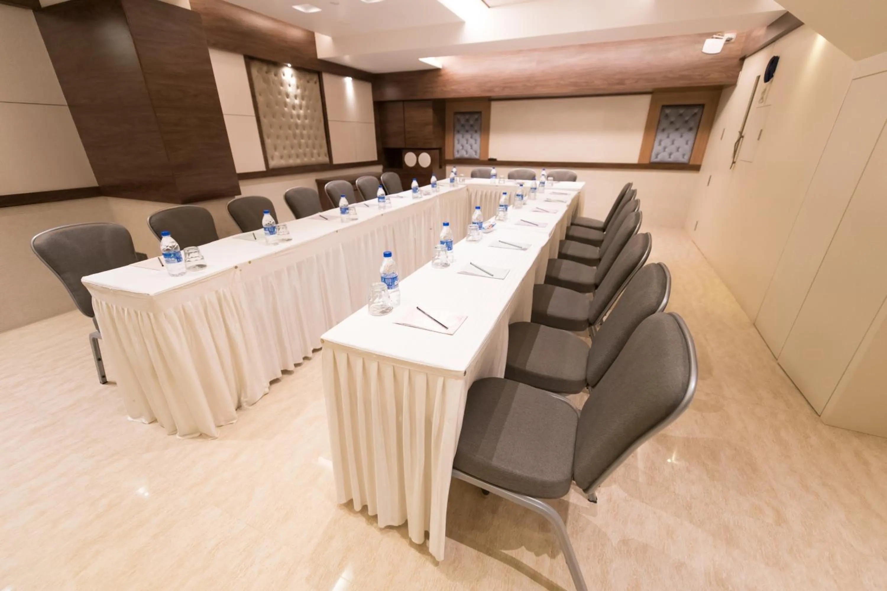 Meeting/conference room in Hotel Le Grande - Mumbai International Airport