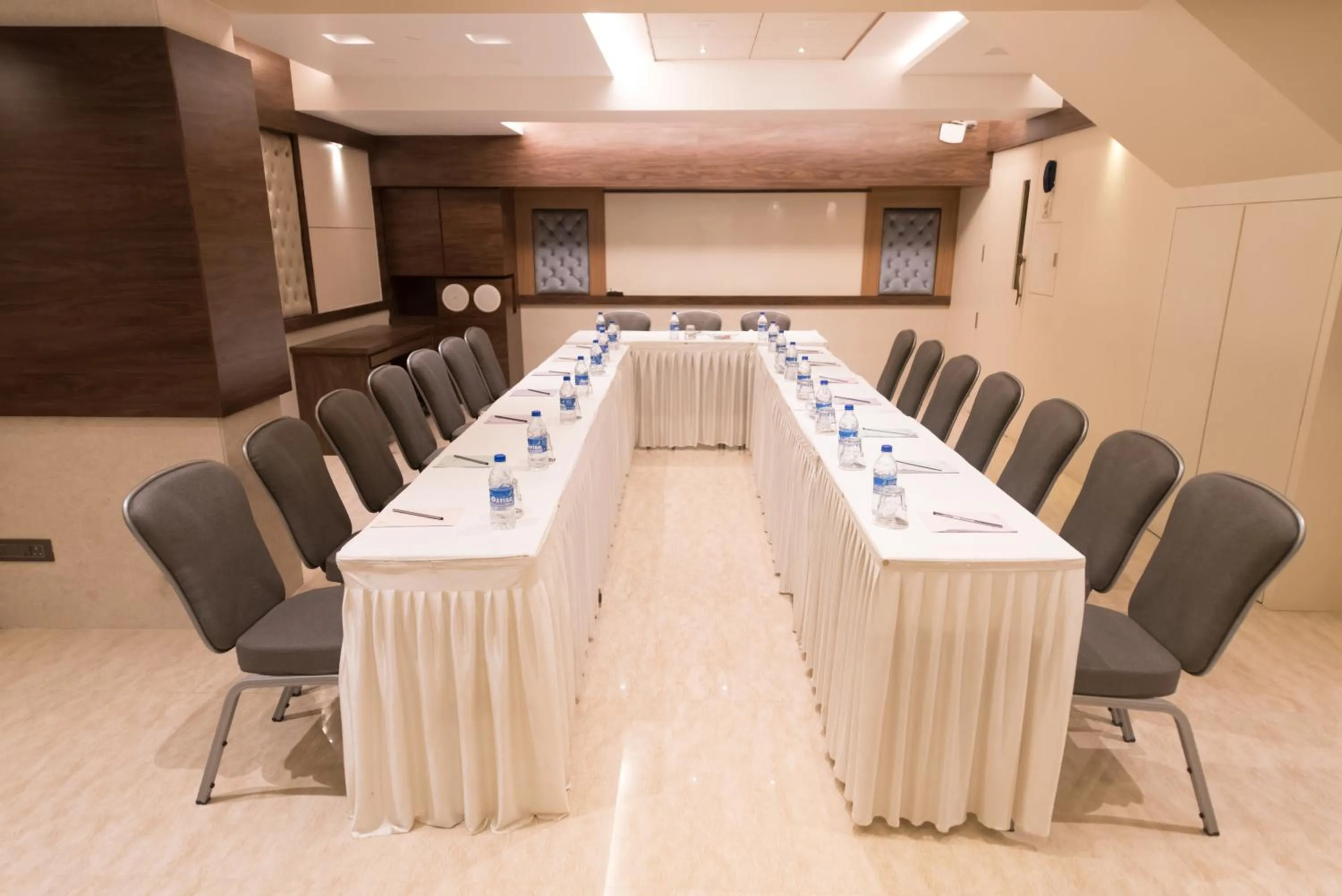 Meeting/conference room in Hotel Le Grande - Mumbai International Airport