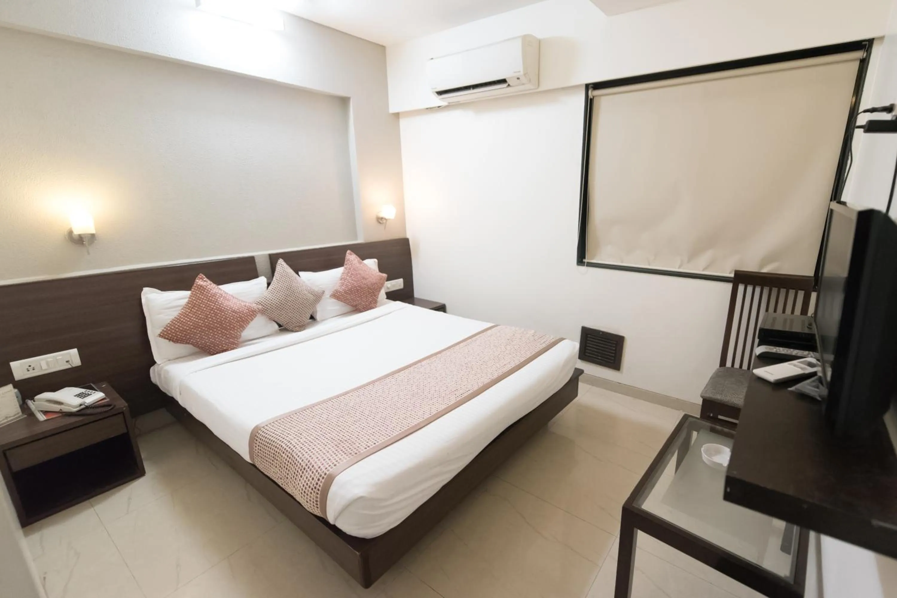 Bedroom, Bed in Hotel Le Grande - Mumbai International Airport