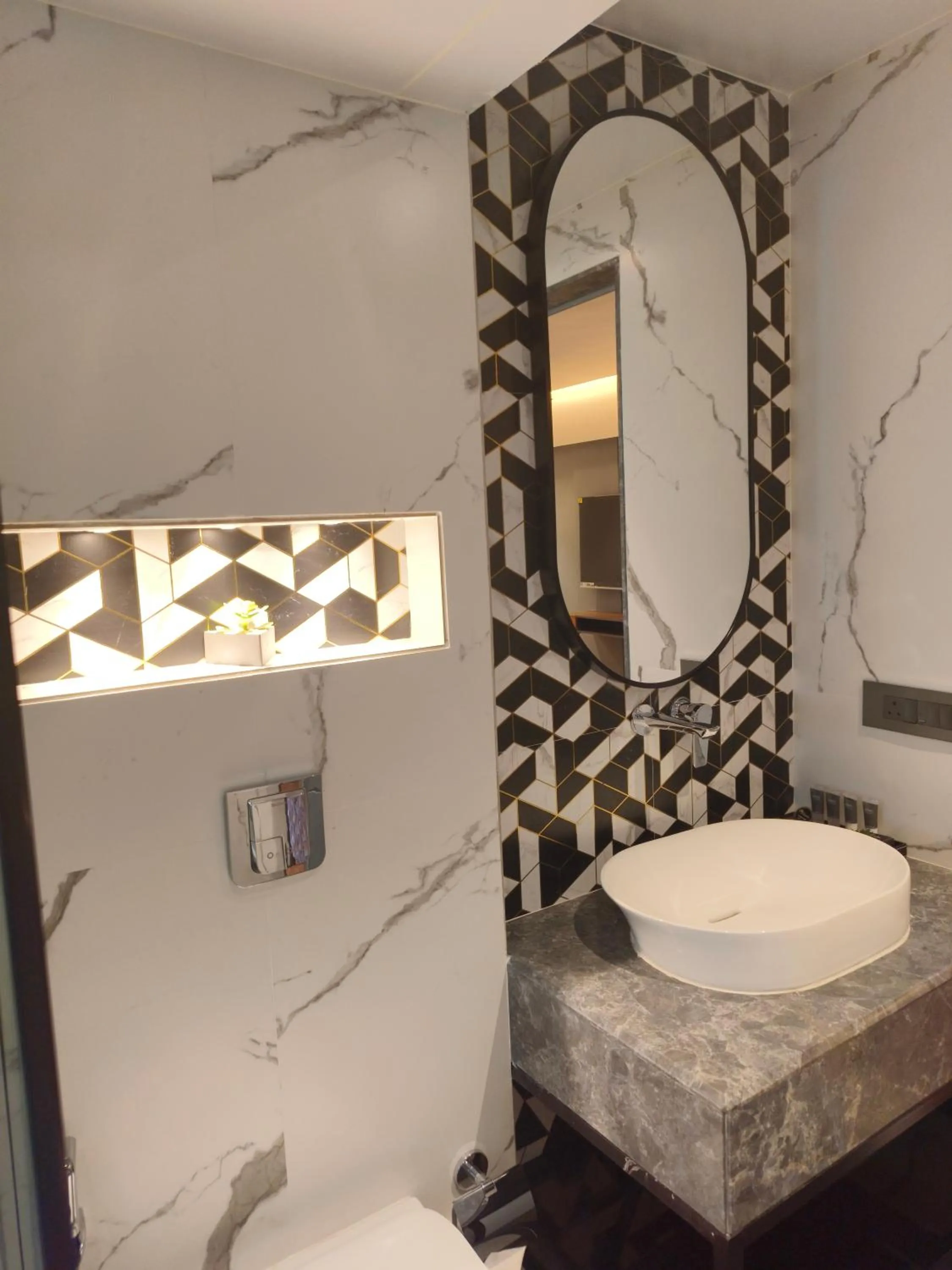 Bathroom in Hotel Le Grande - Mumbai International Airport