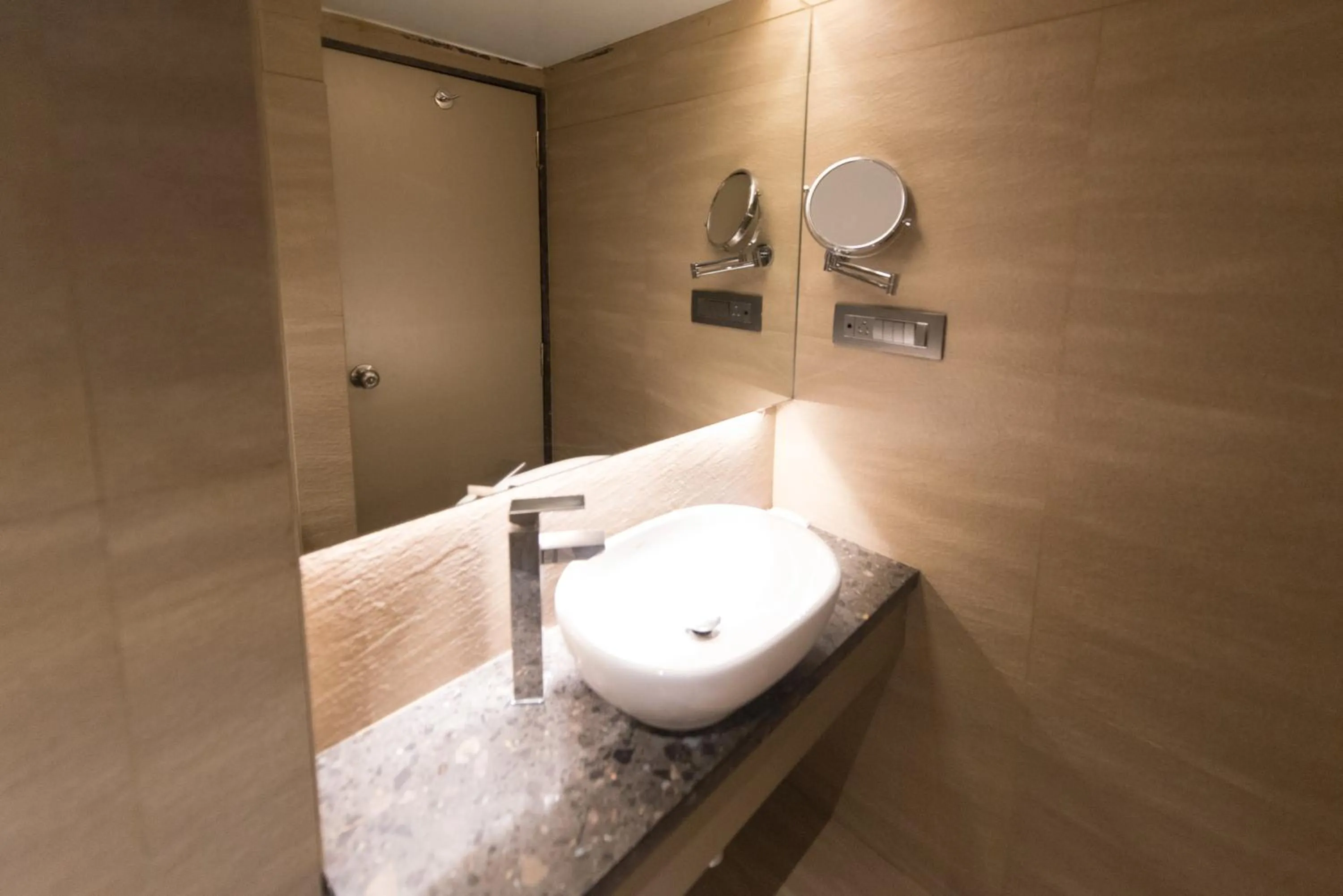 Bathroom in Hotel Le Grande - Mumbai International Airport