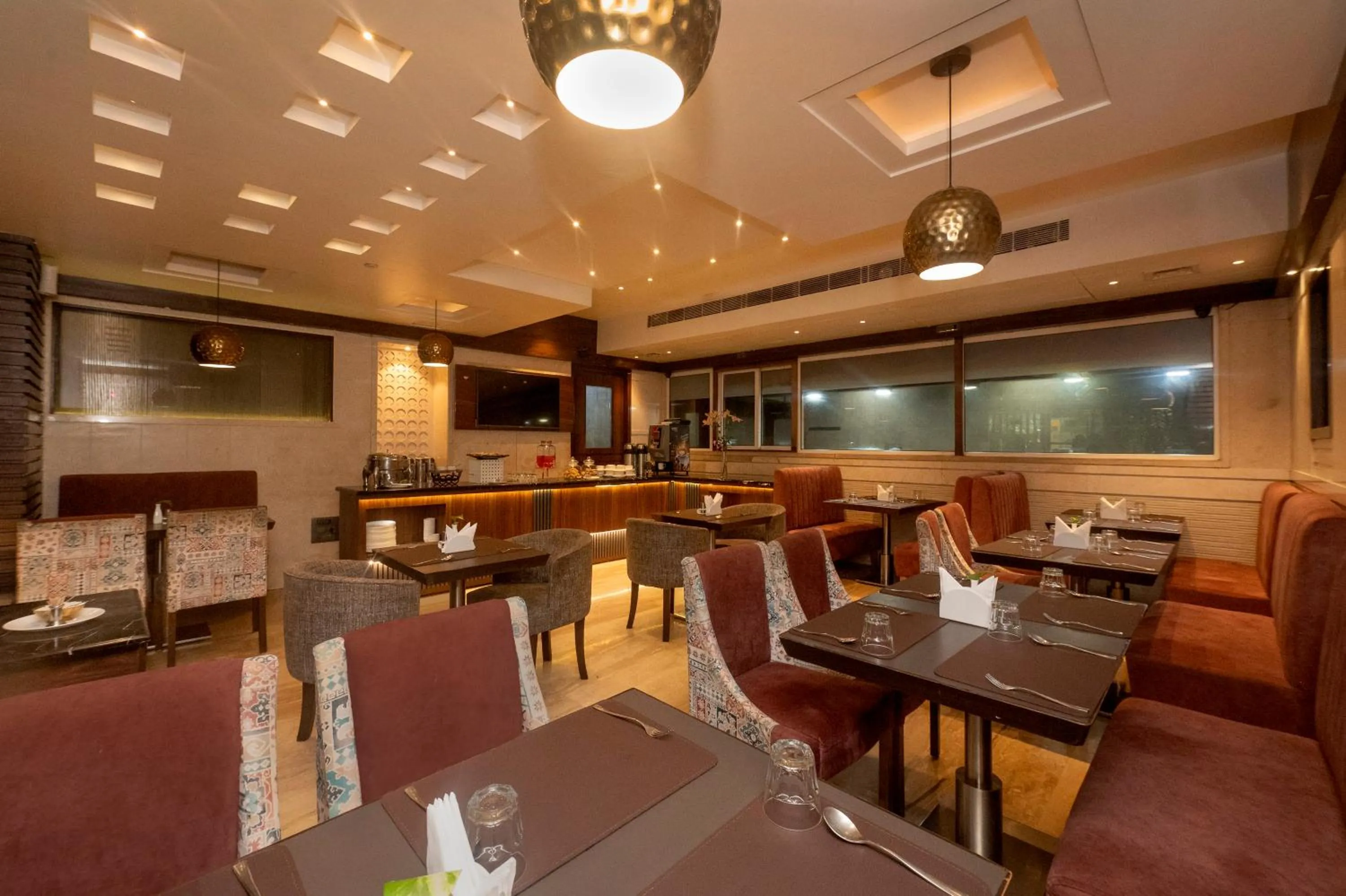 Restaurant/places to eat in Hotel Le Grande - Mumbai International Airport