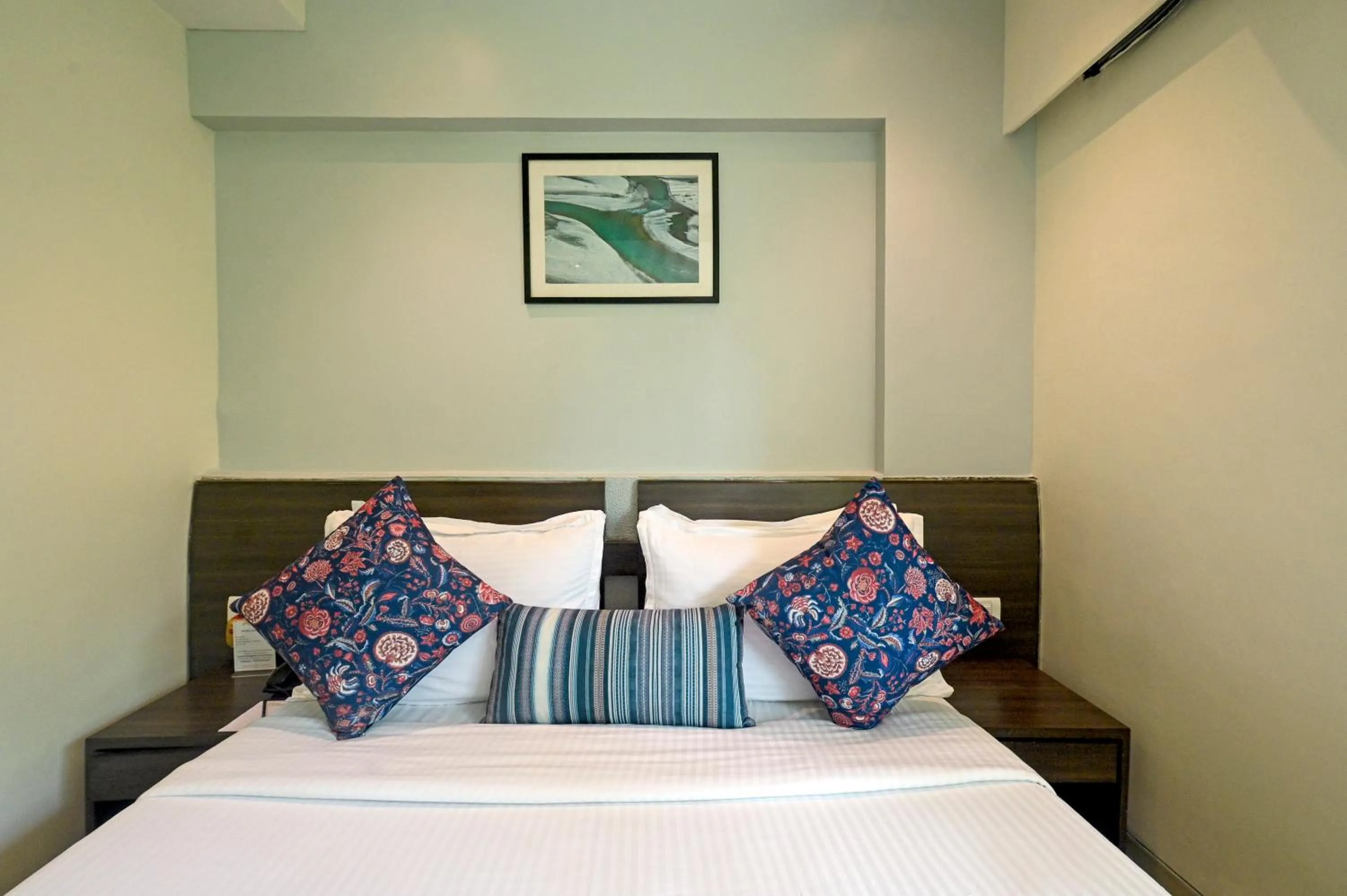 Bed in Hotel Le Grande - Mumbai International Airport