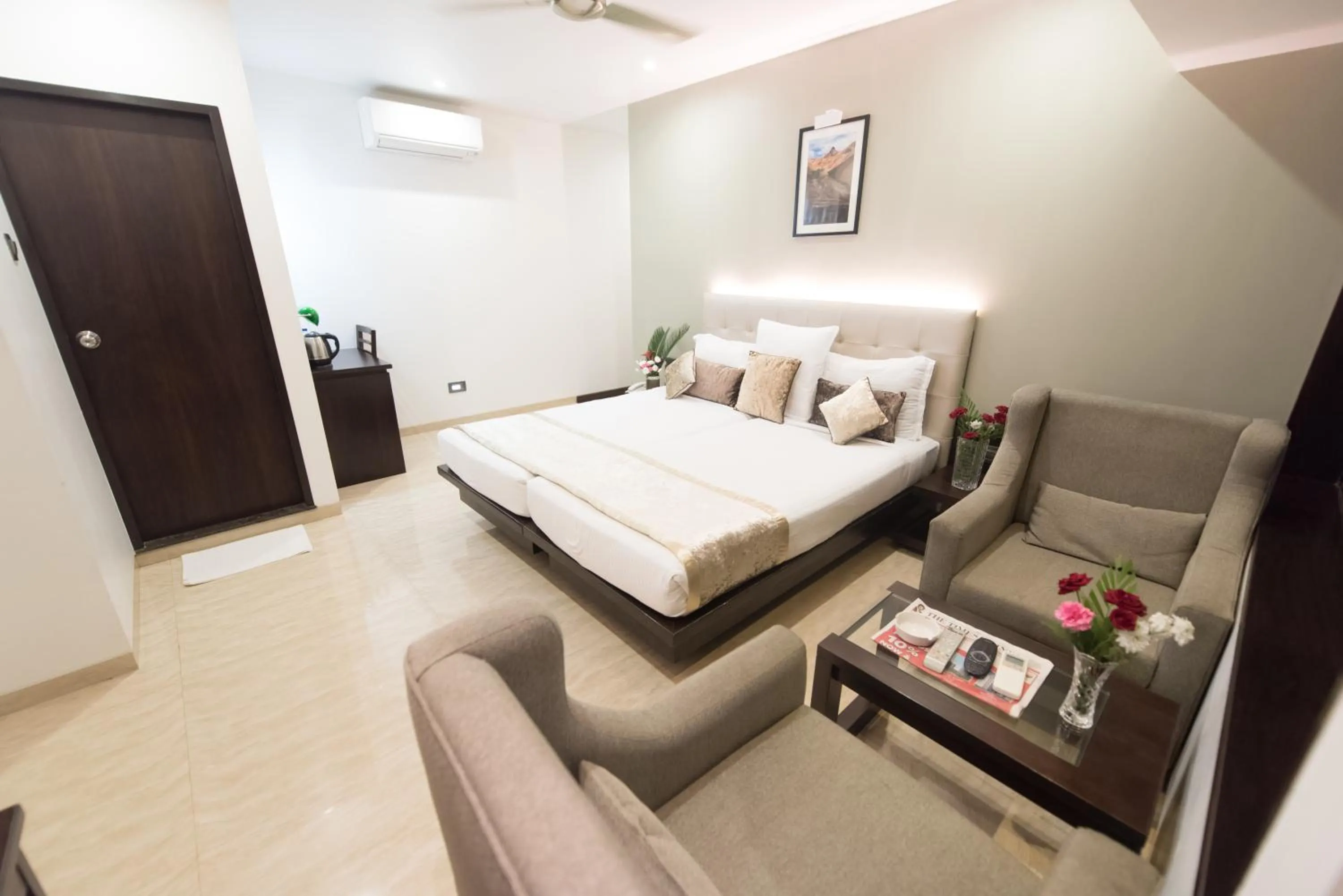 Seating area, Bed in Hotel Le Grande - Mumbai International Airport