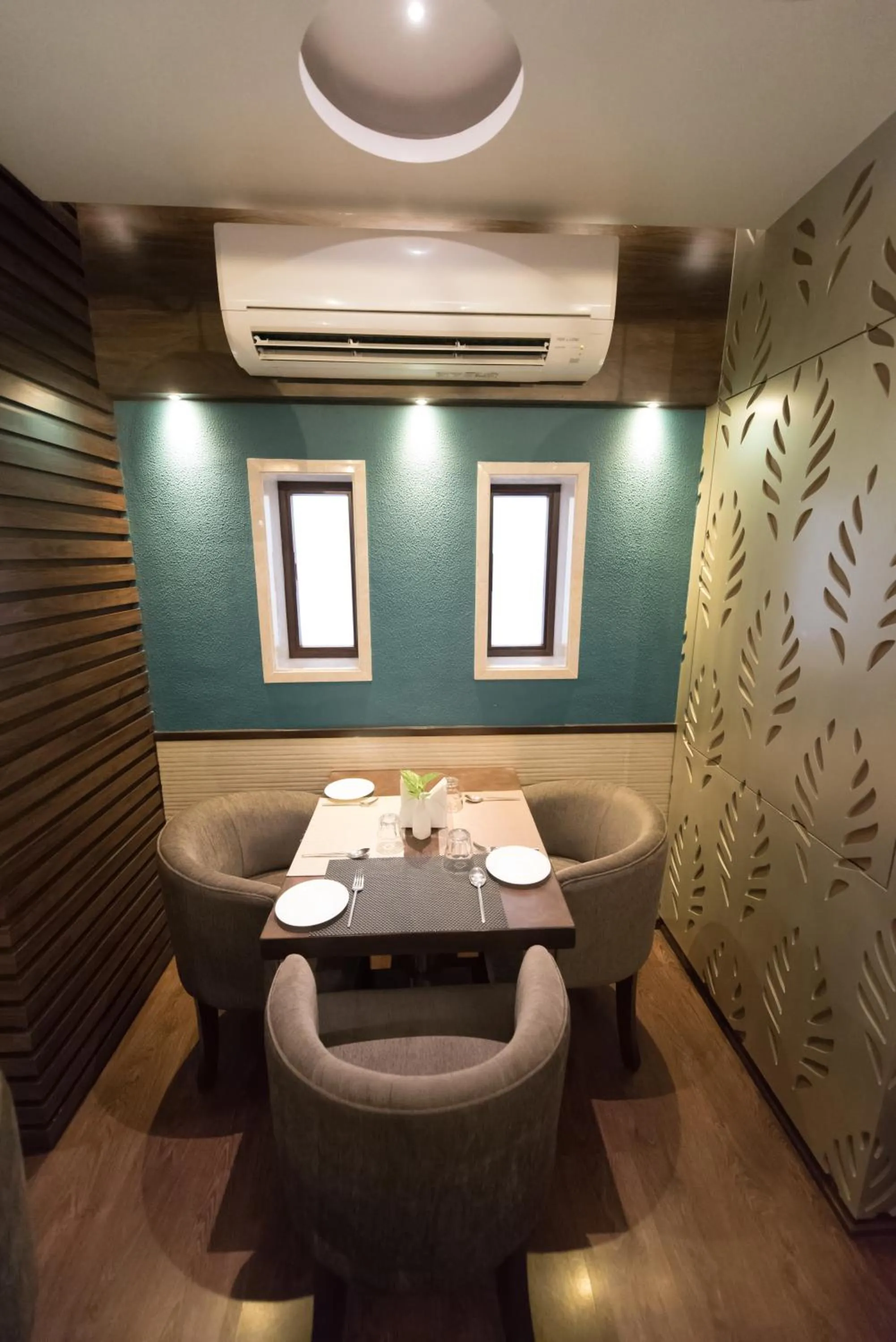 Restaurant/places to eat in Hotel Le Grande - Mumbai International Airport