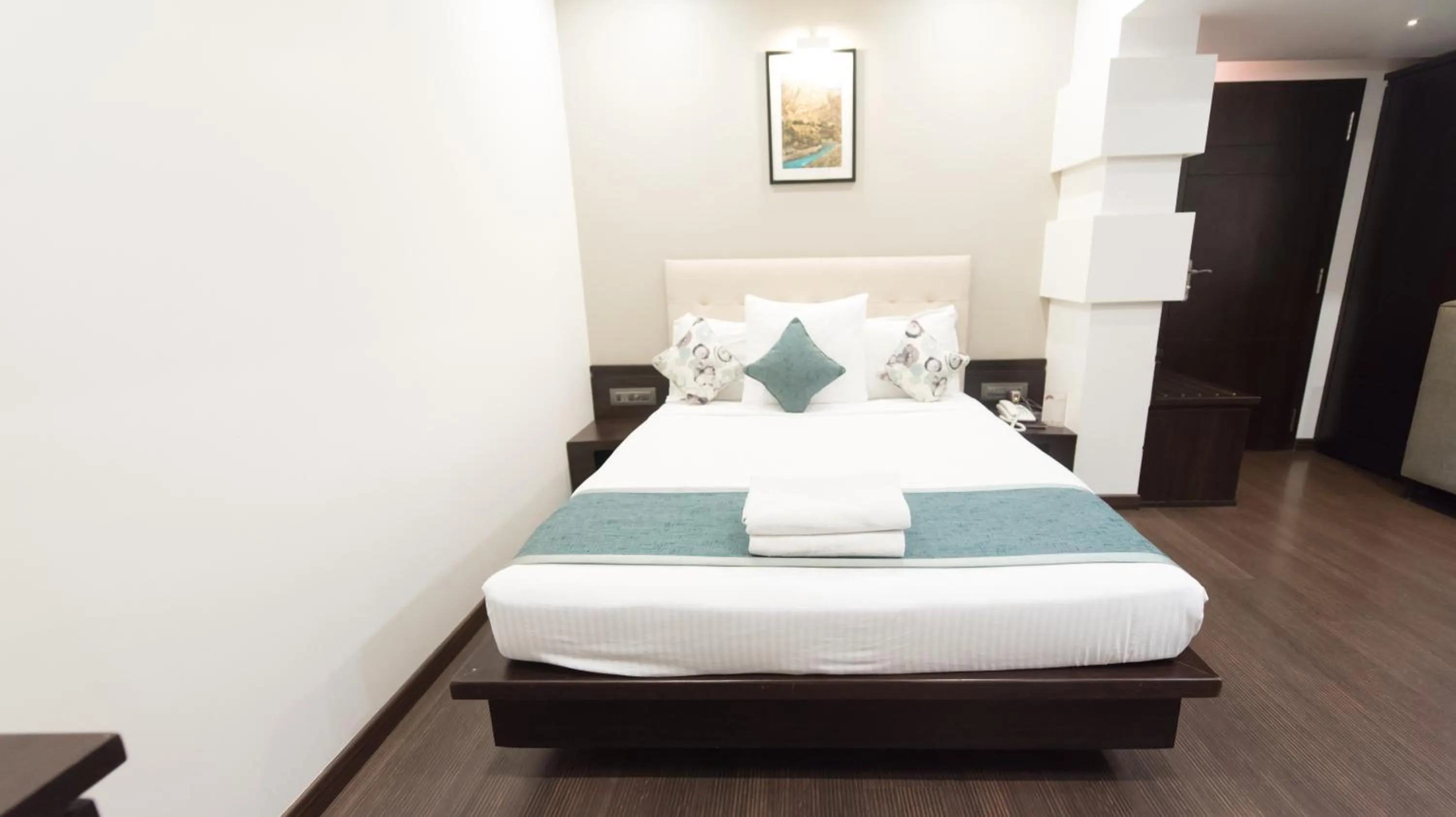 Bedroom, Bed in Hotel Le Grande - Mumbai International Airport