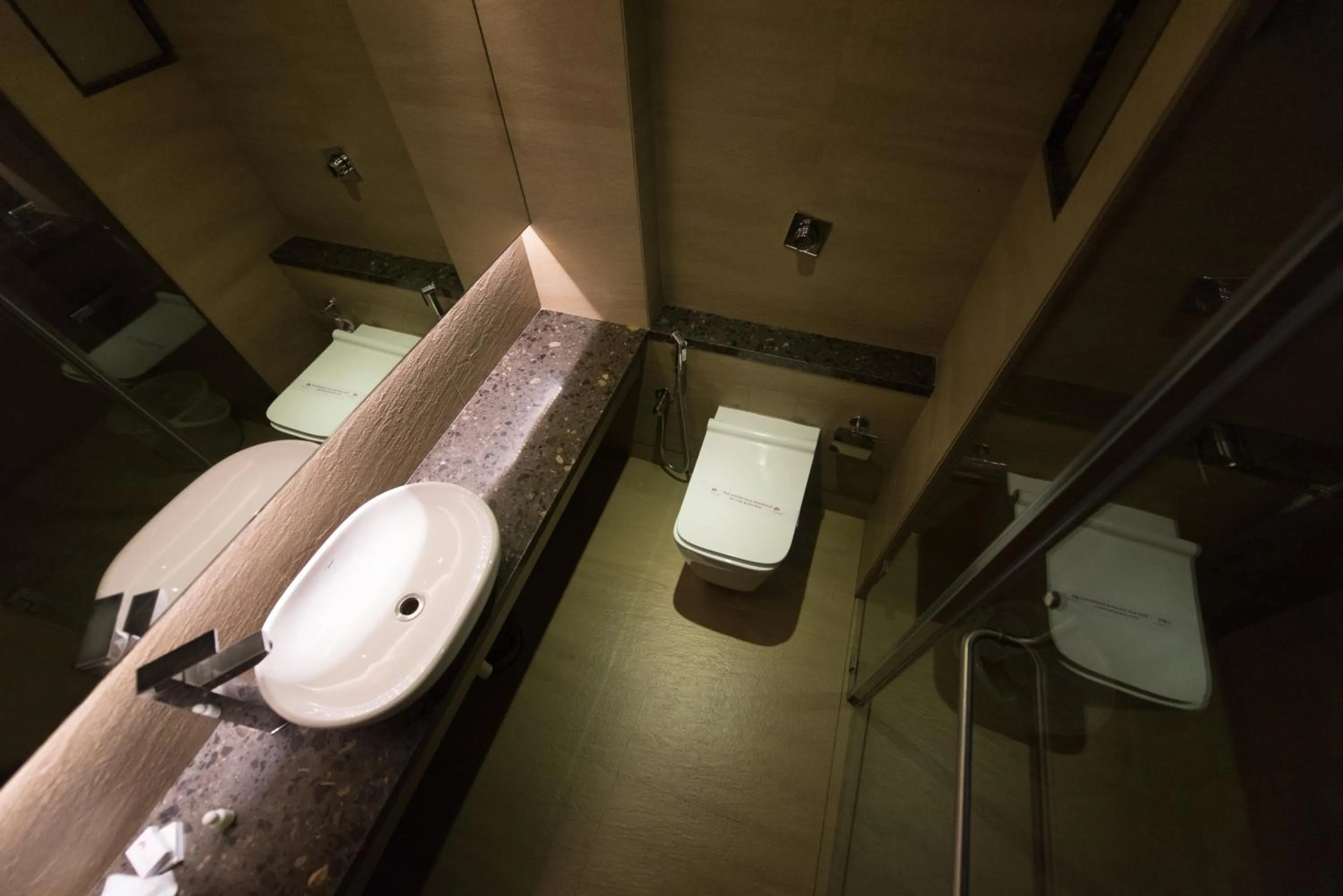 Bathroom in Hotel Le Grande - Mumbai International Airport