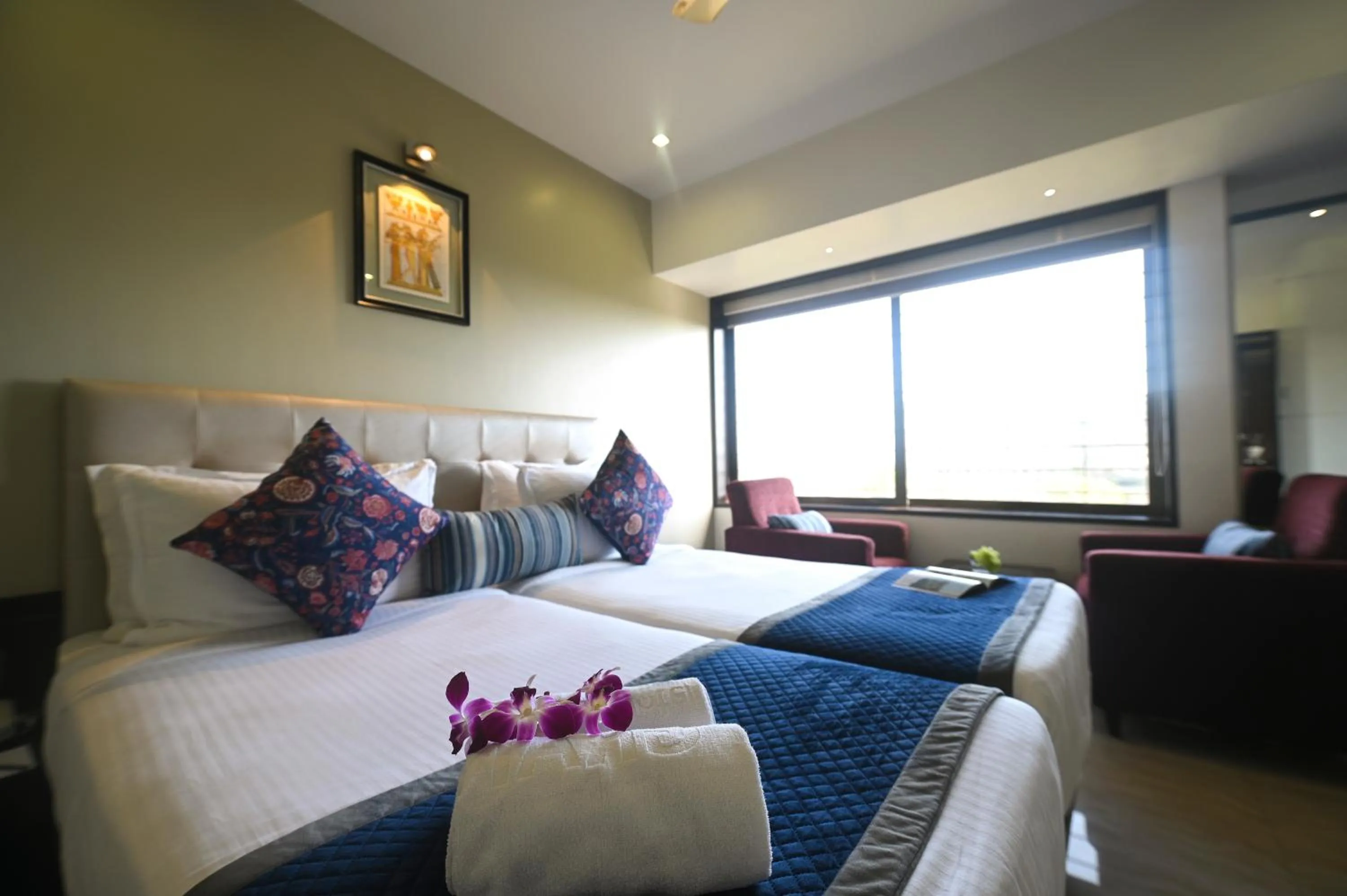 Bed in Hotel Le Grande - Mumbai International Airport