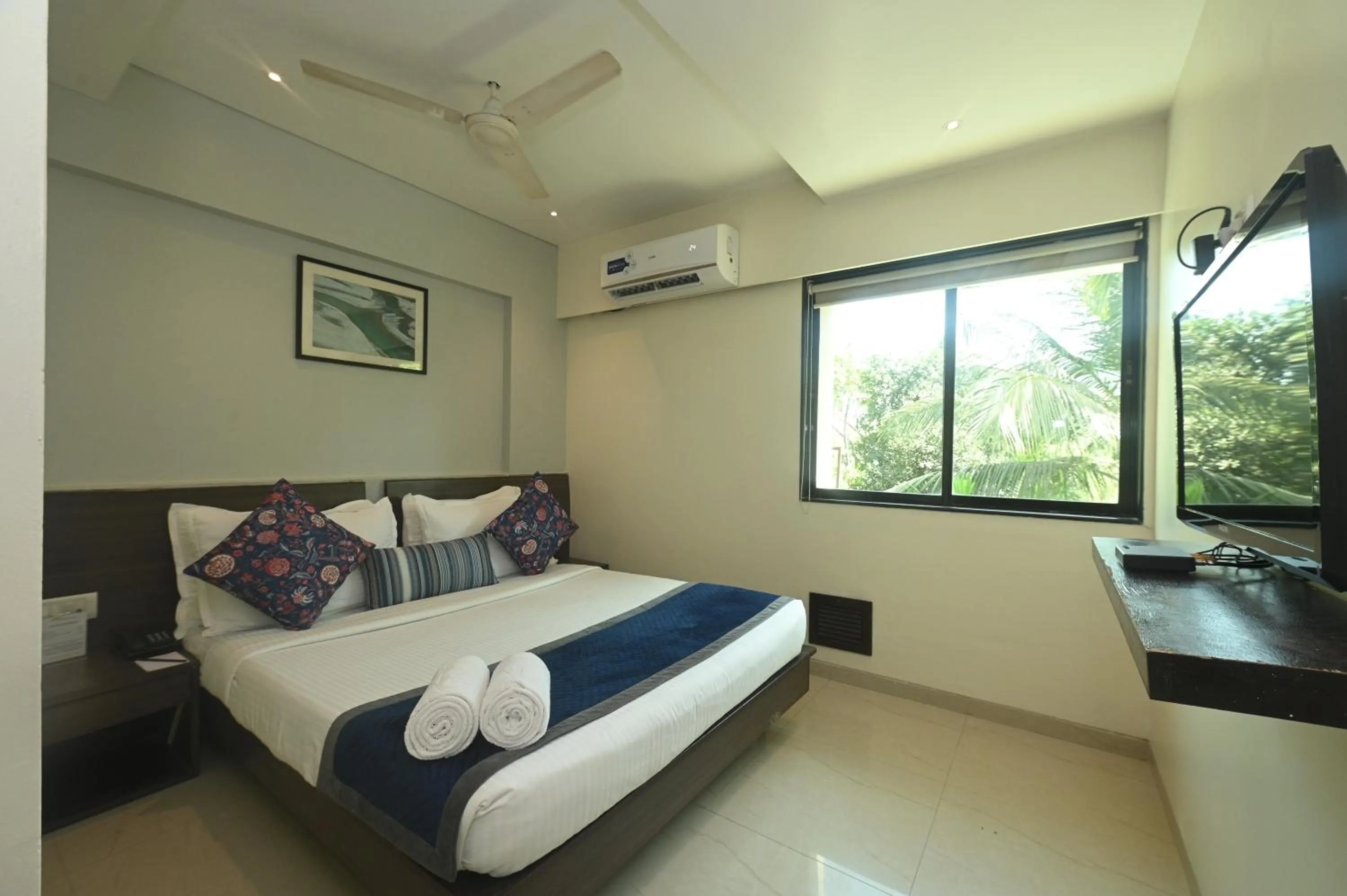 Bed in Hotel Le Grande - Mumbai International Airport