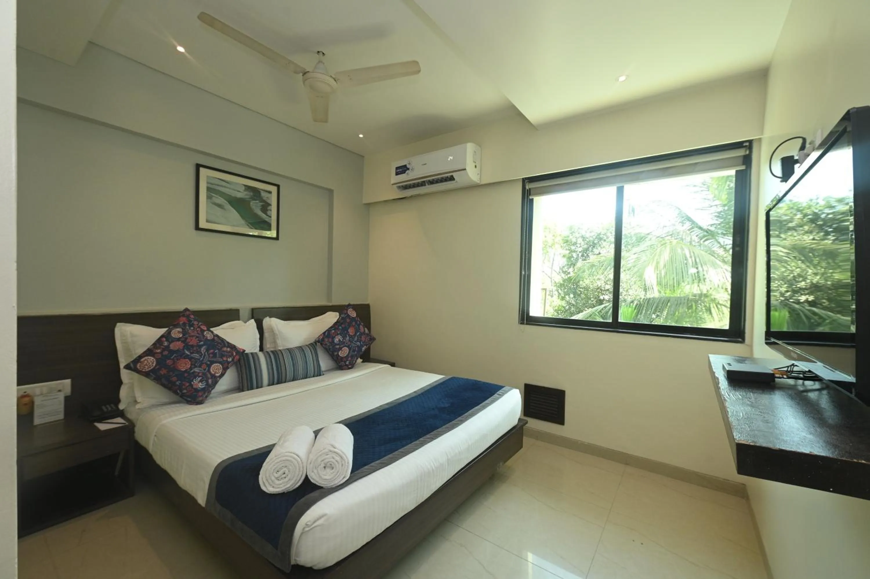 Bedroom, Bed in Hotel Le Grande - Mumbai International Airport