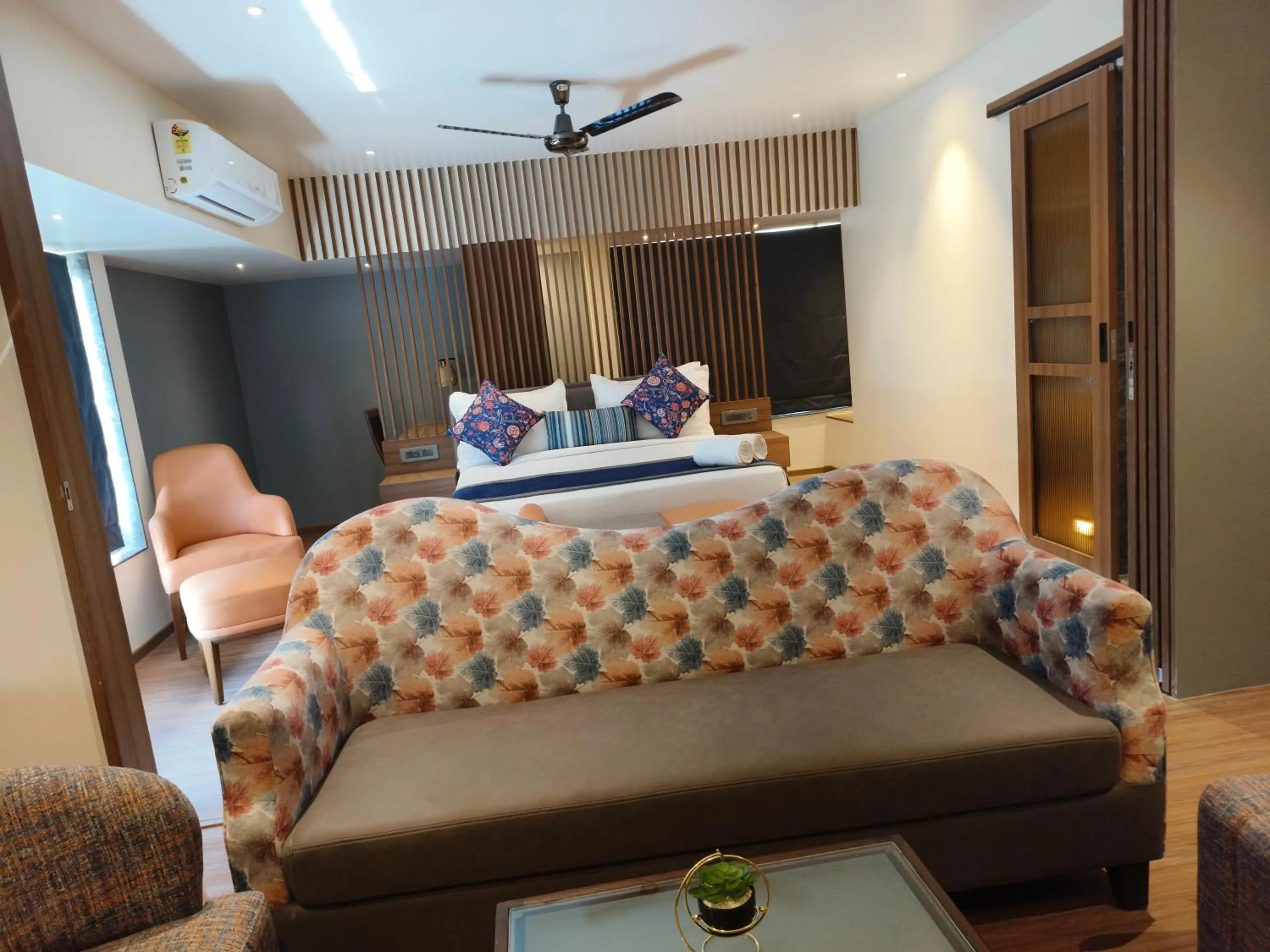 Photo of the whole room, Bed in Hotel Le Grande - Mumbai International Airport