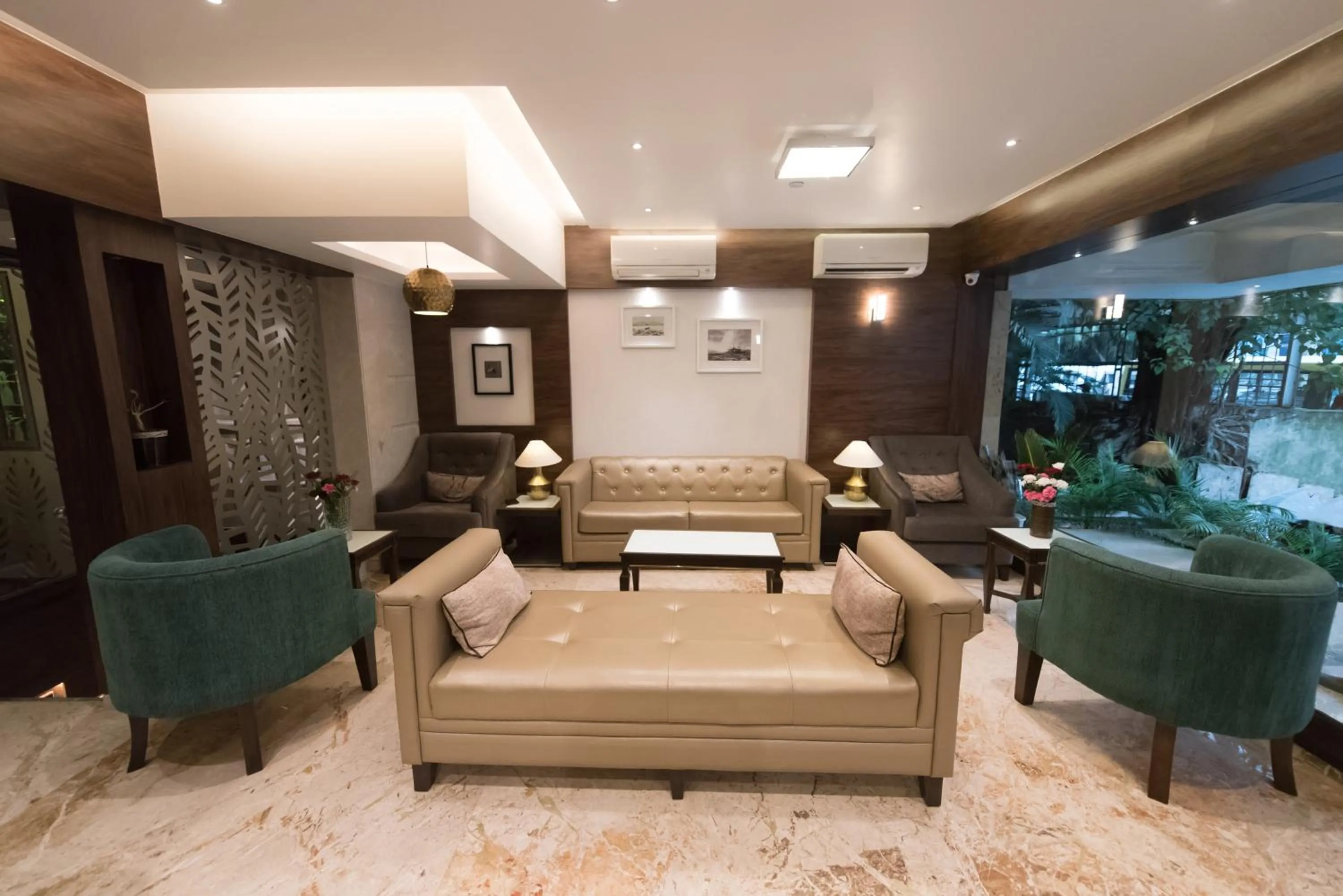 Communal lounge/ TV room in Hotel Le Grande - Mumbai International Airport