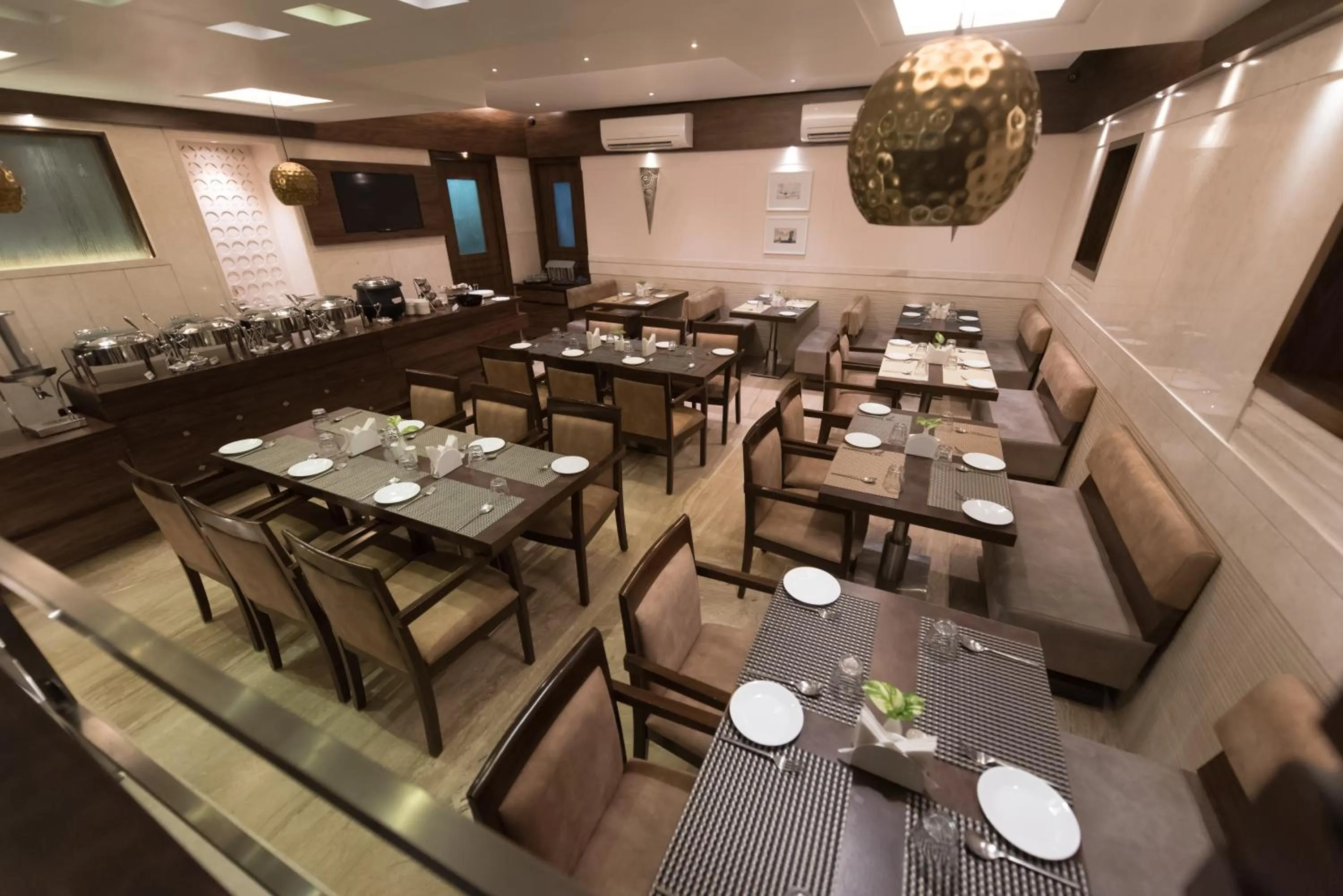 Restaurant/places to eat in Hotel Le Grande - Mumbai International Airport