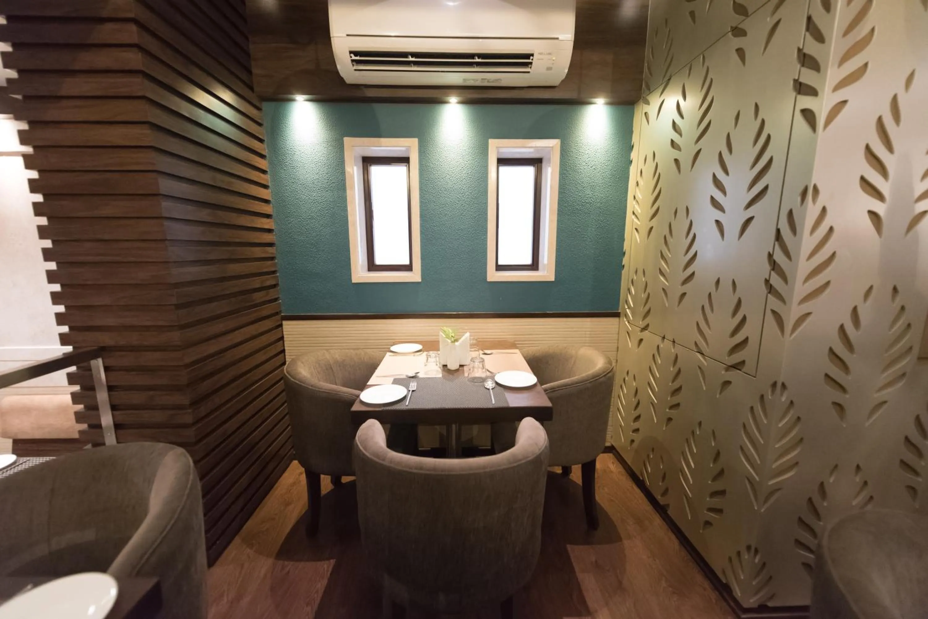 Restaurant/places to eat in Hotel Le Grande - Mumbai International Airport