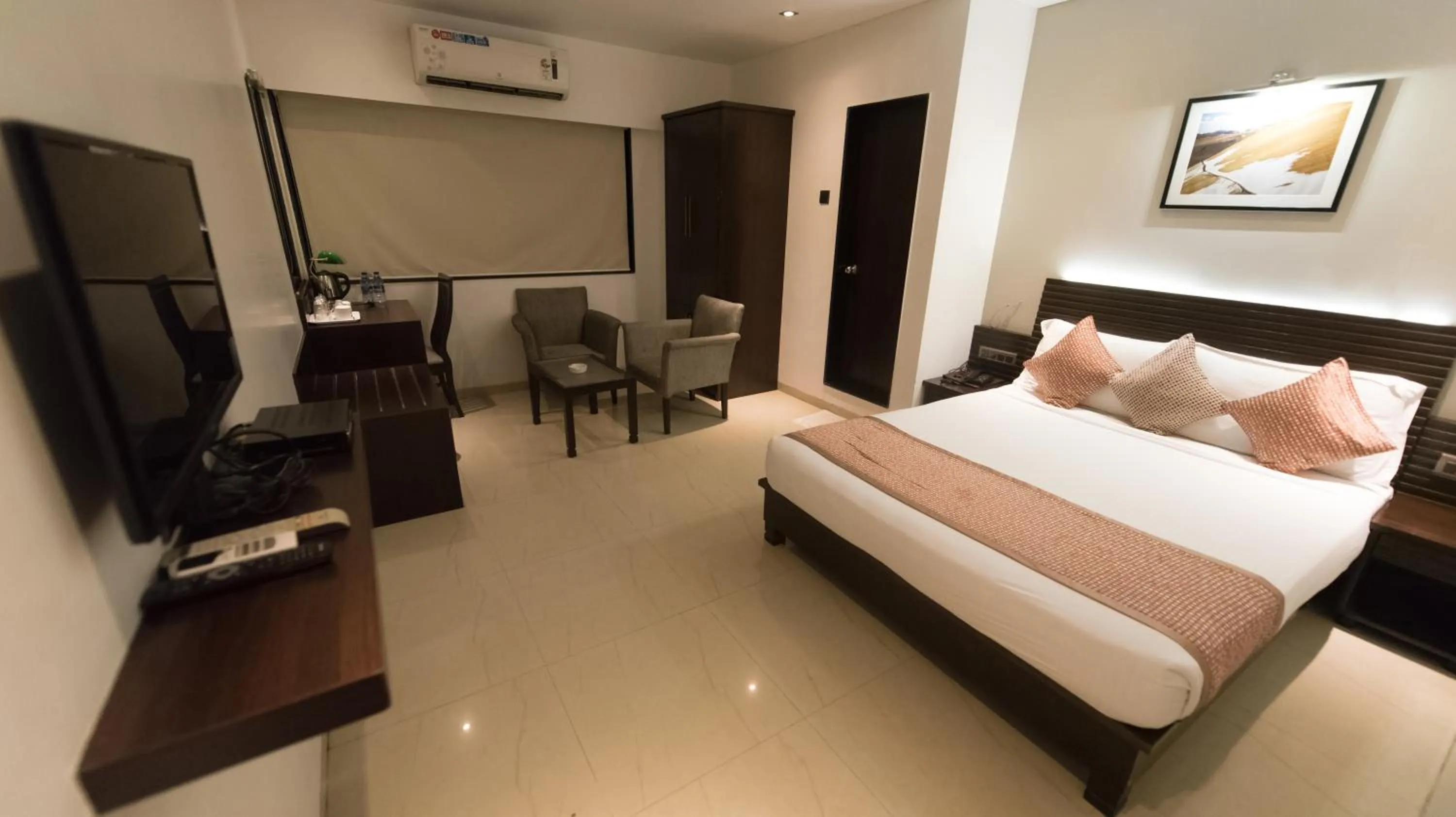 Bedroom, Bed in Hotel Le Grande - Mumbai International Airport