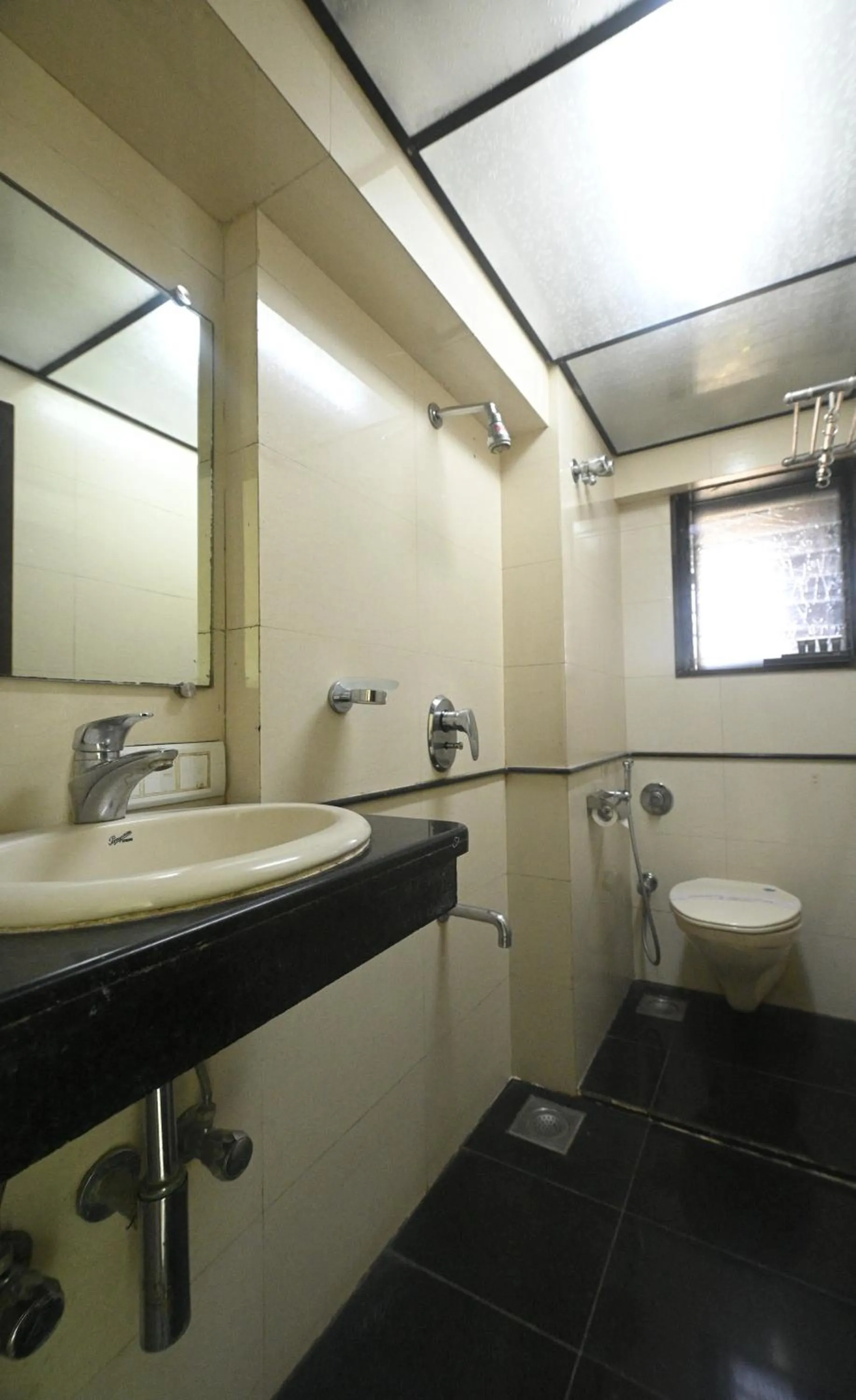 Bathroom in Hotel Le Grande - Mumbai International Airport