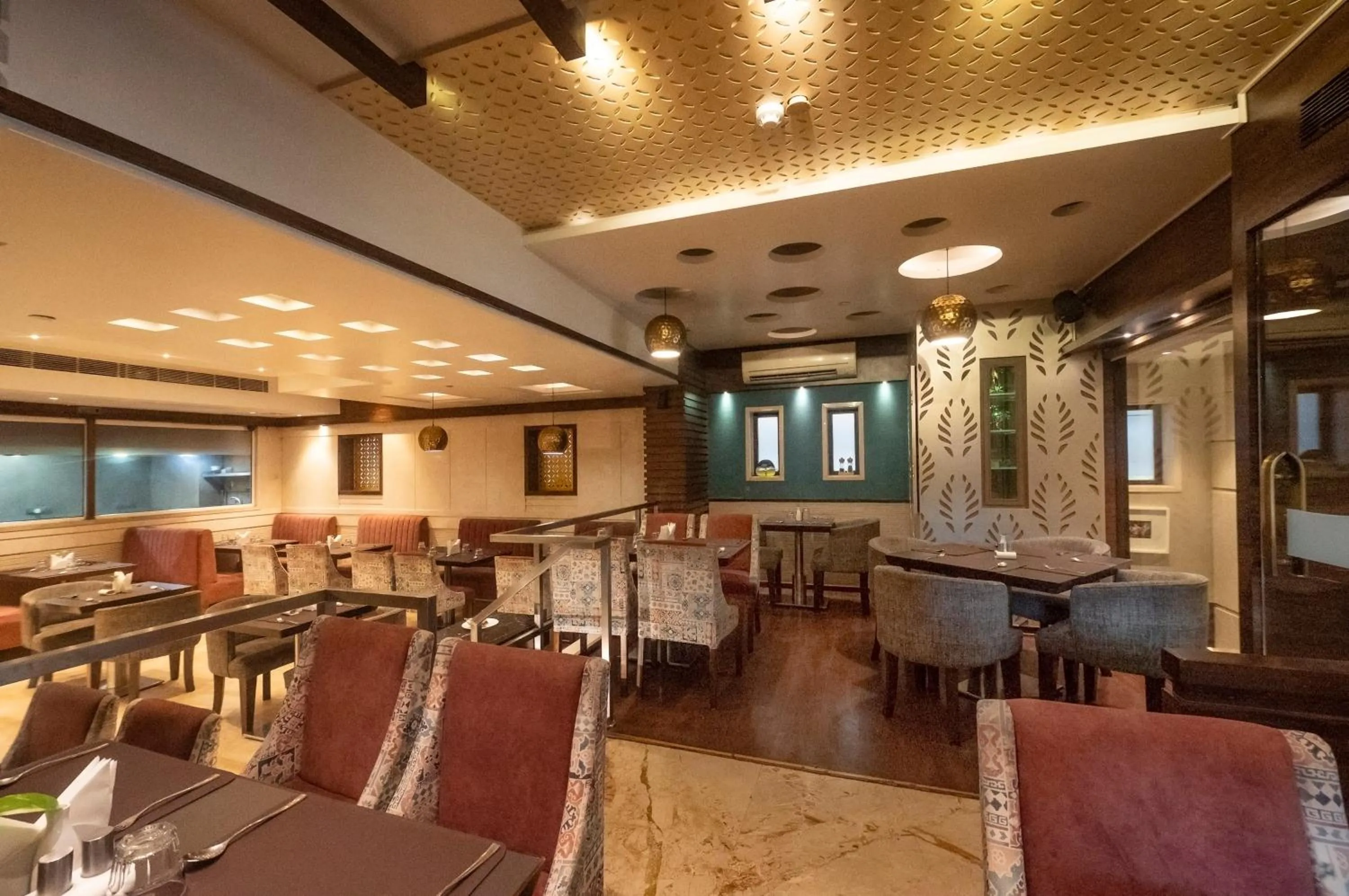 Restaurant/places to eat in Hotel Le Grande - Mumbai International Airport