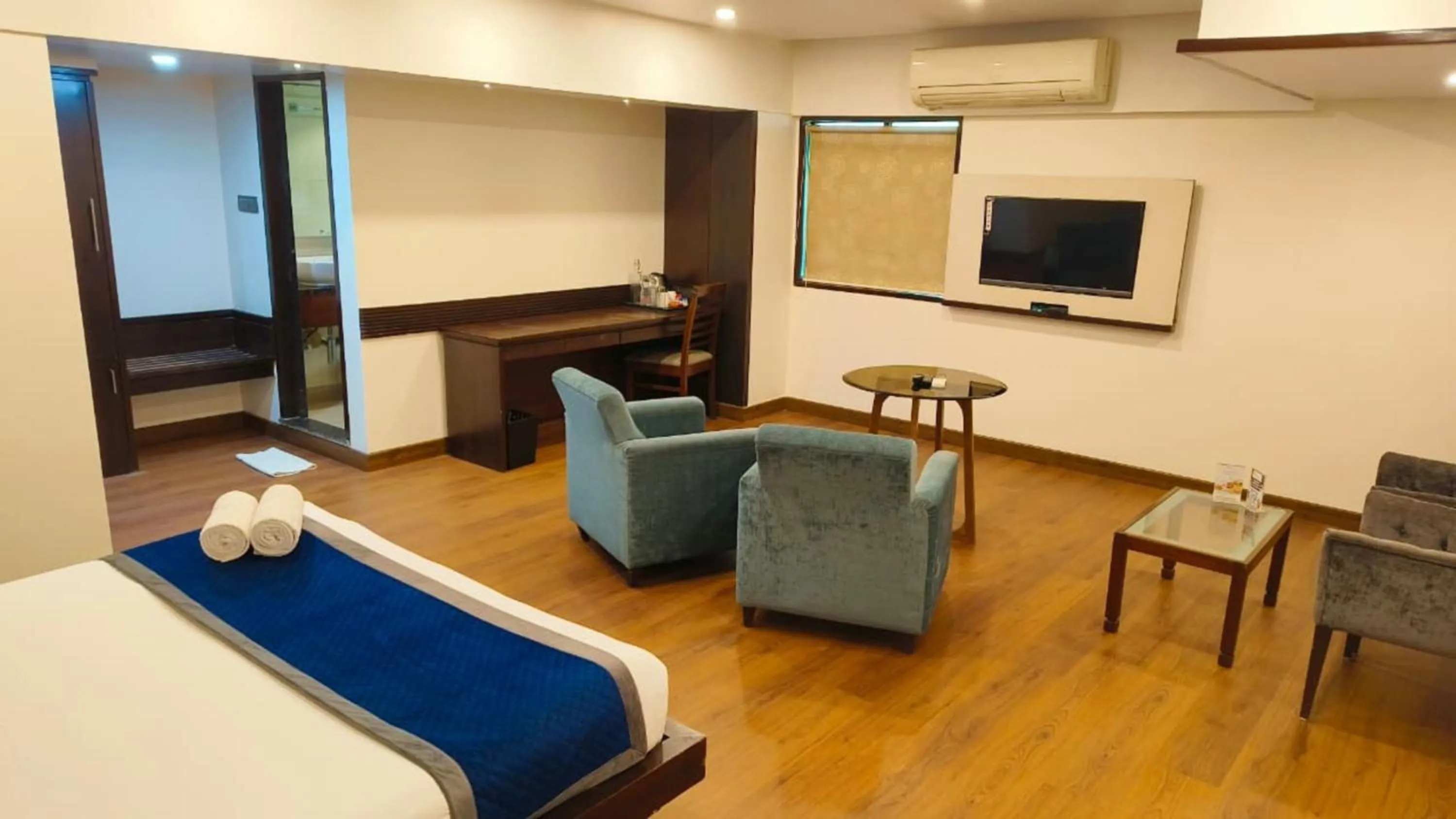 Communal lounge/ TV room, Bed in Hotel Le Grande - Mumbai International Airport