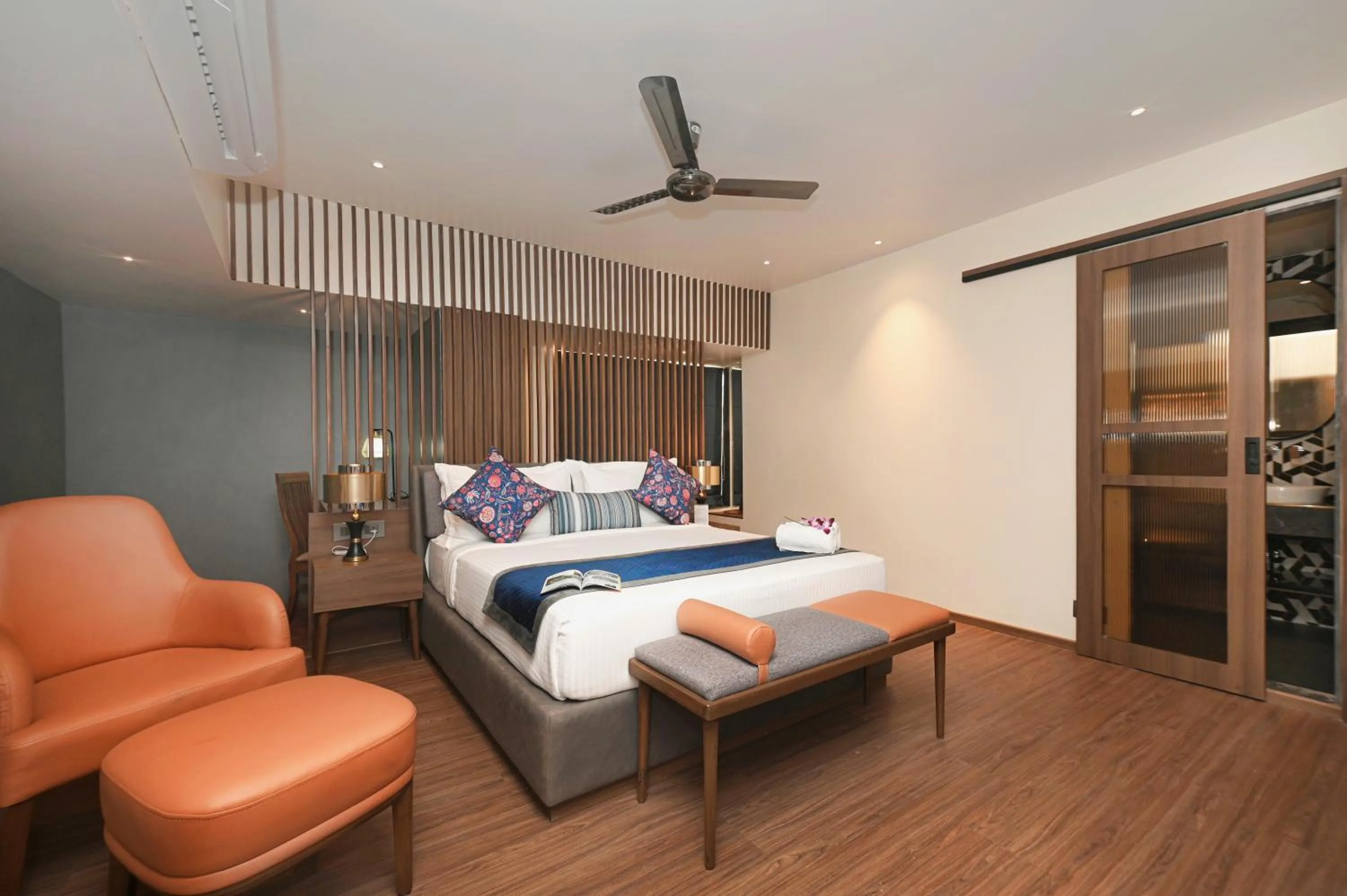 Bedroom, Bed in Hotel Le Grande - Mumbai International Airport