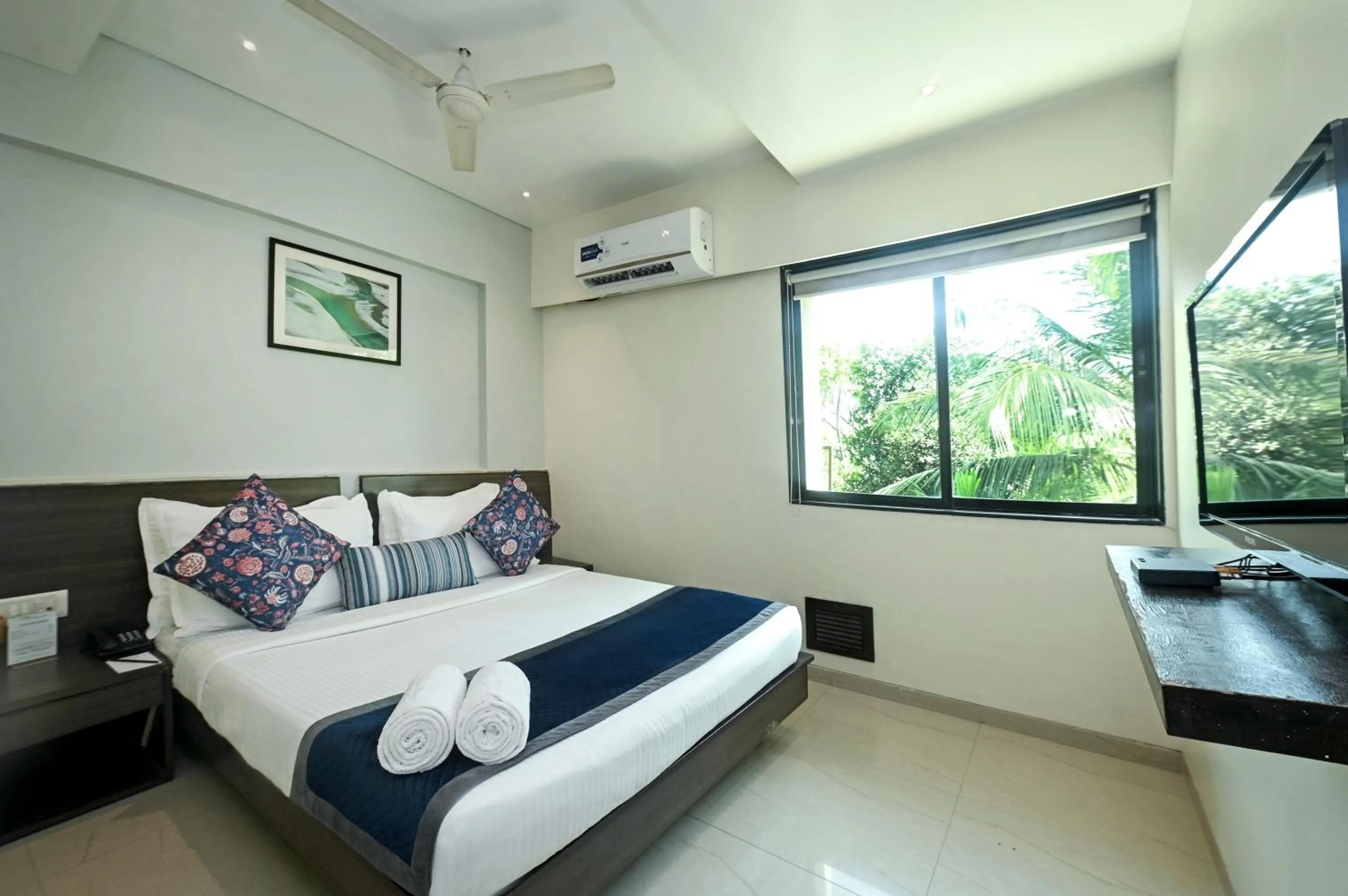 Bedroom, Bed in Hotel Le Grande - Mumbai International Airport