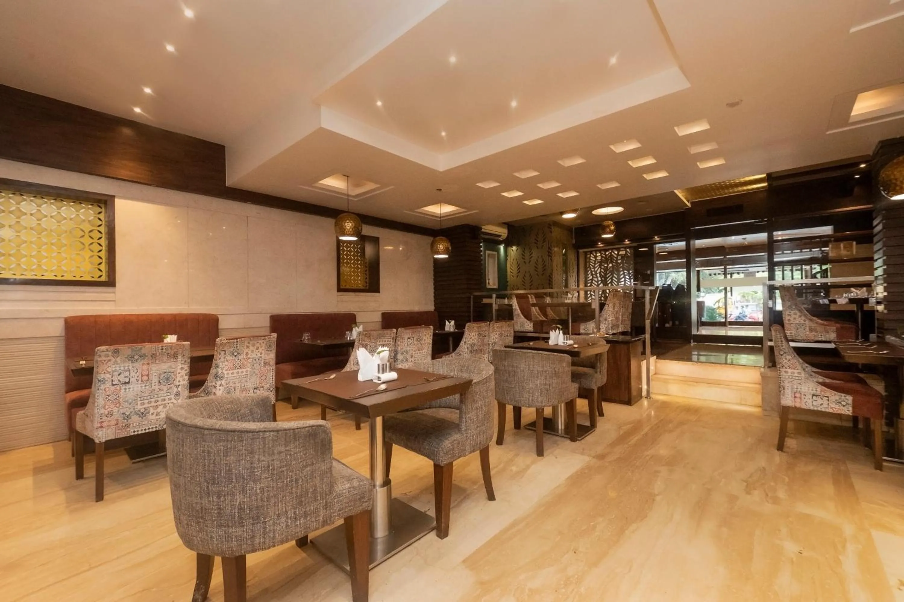 Restaurant/places to eat in Hotel Le Grande - Mumbai International Airport