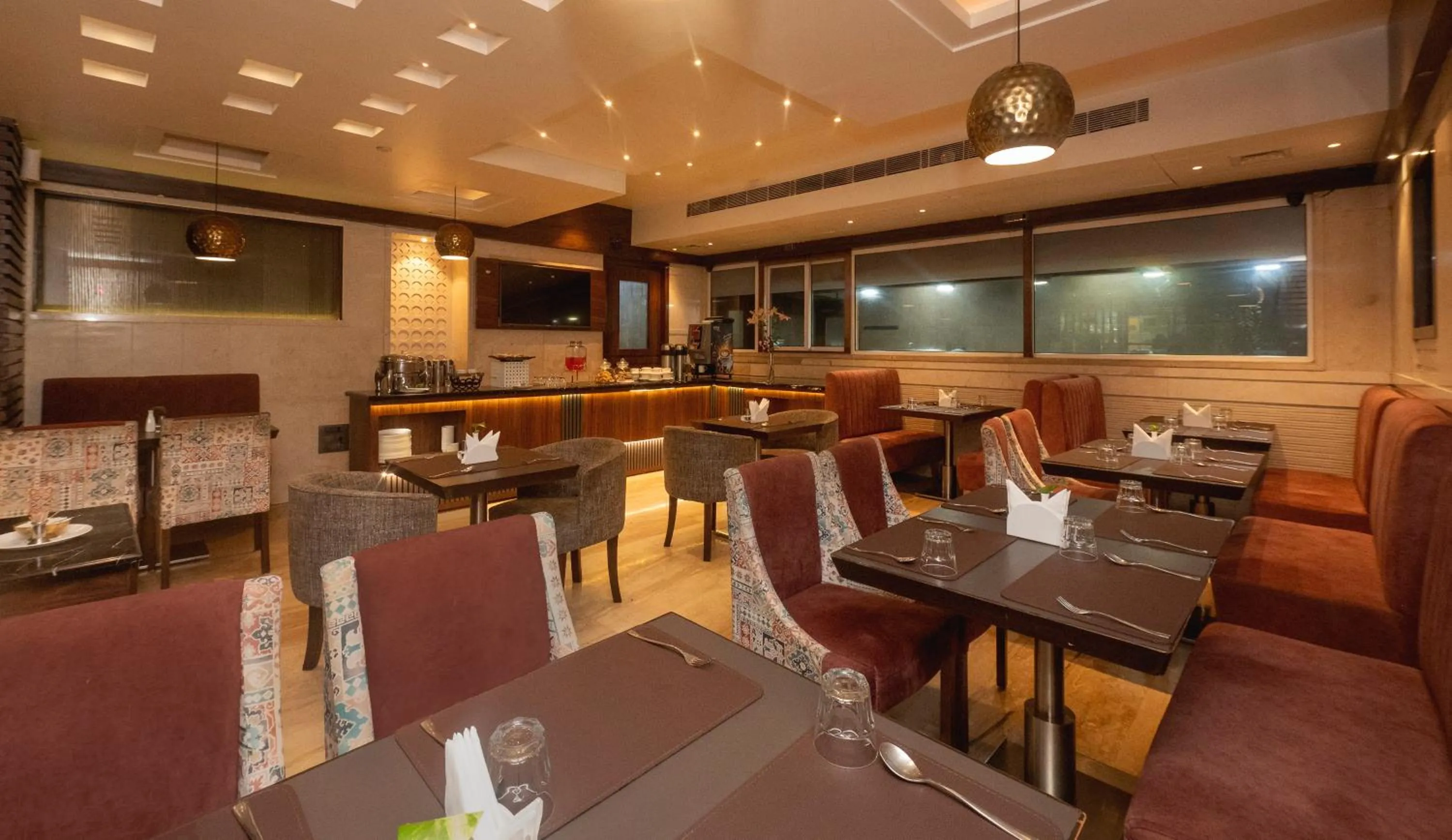 Restaurant/places to eat in Hotel Le Grande - Mumbai International Airport