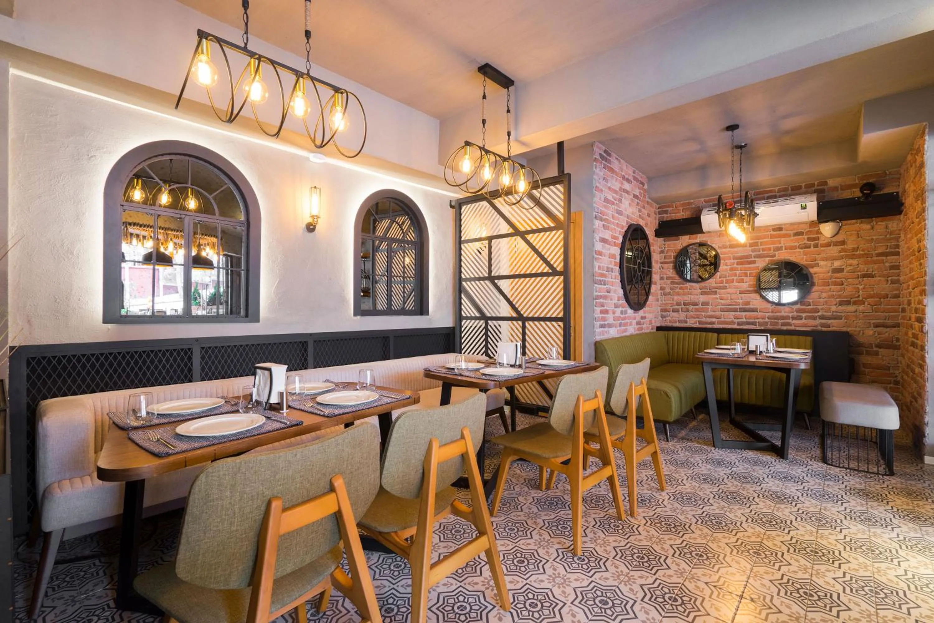 Restaurant/places to eat in Cube Suites