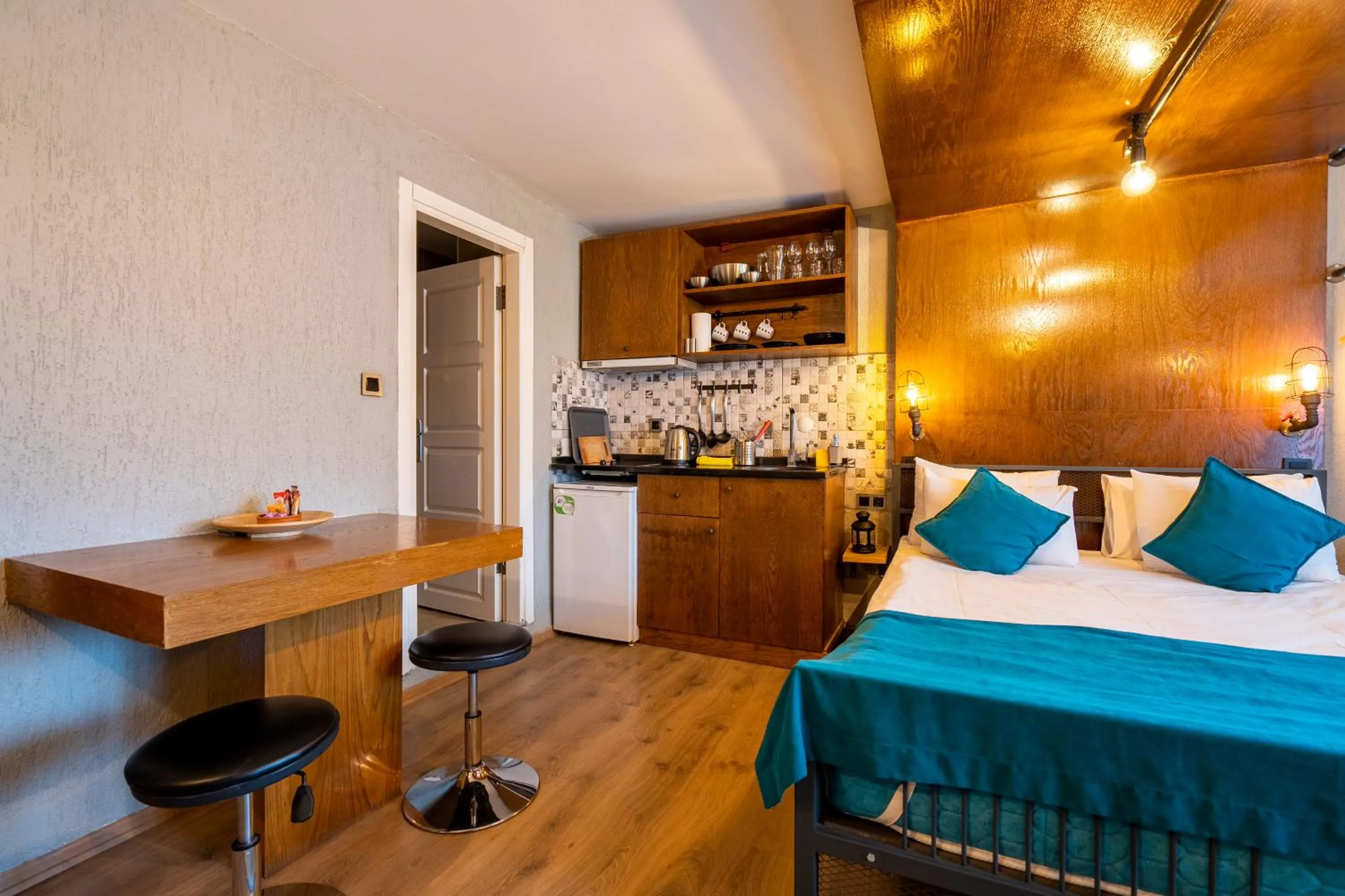 Kitchen or kitchenette, Bed in Cube Suites