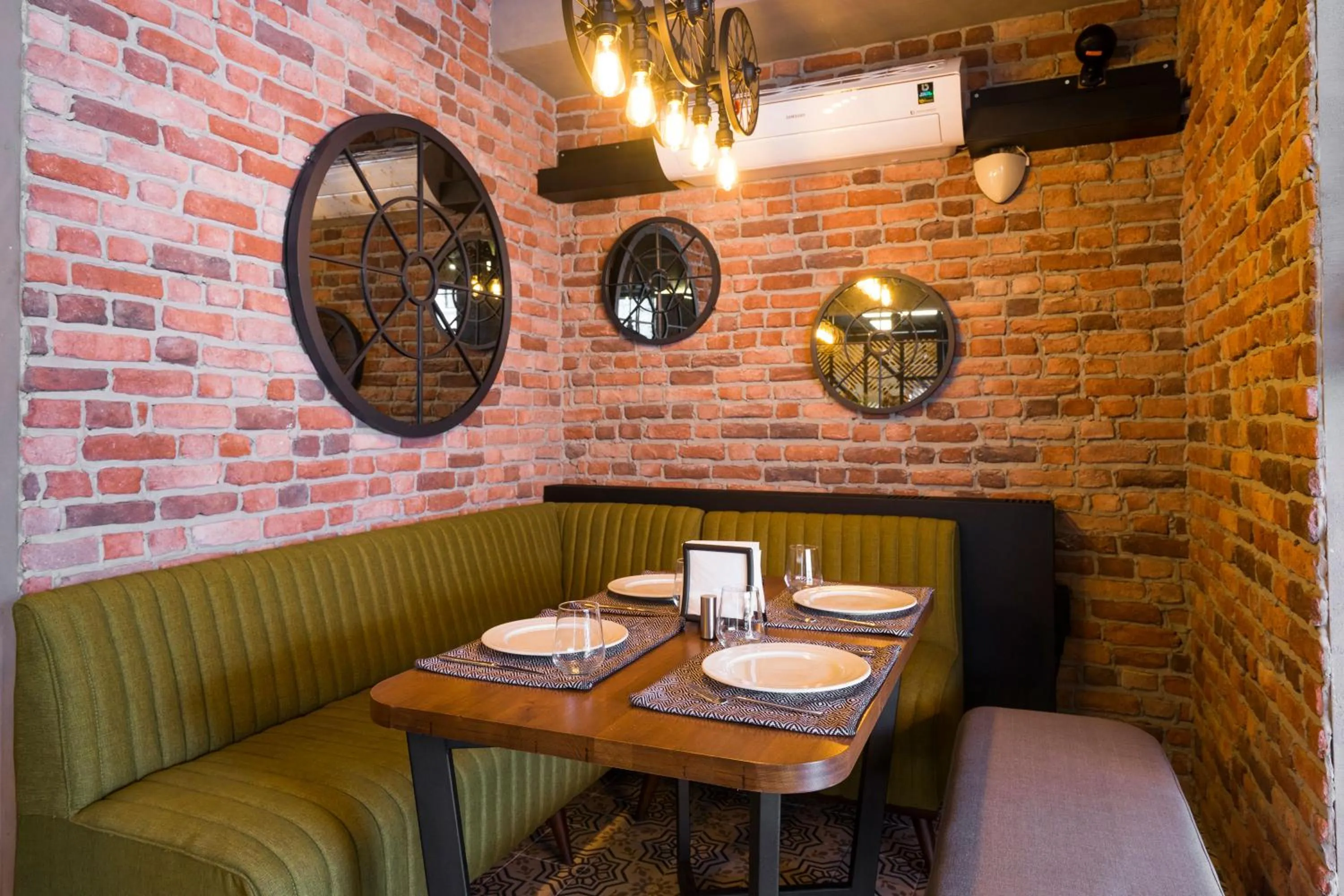 Restaurant/places to eat in Cube Suites