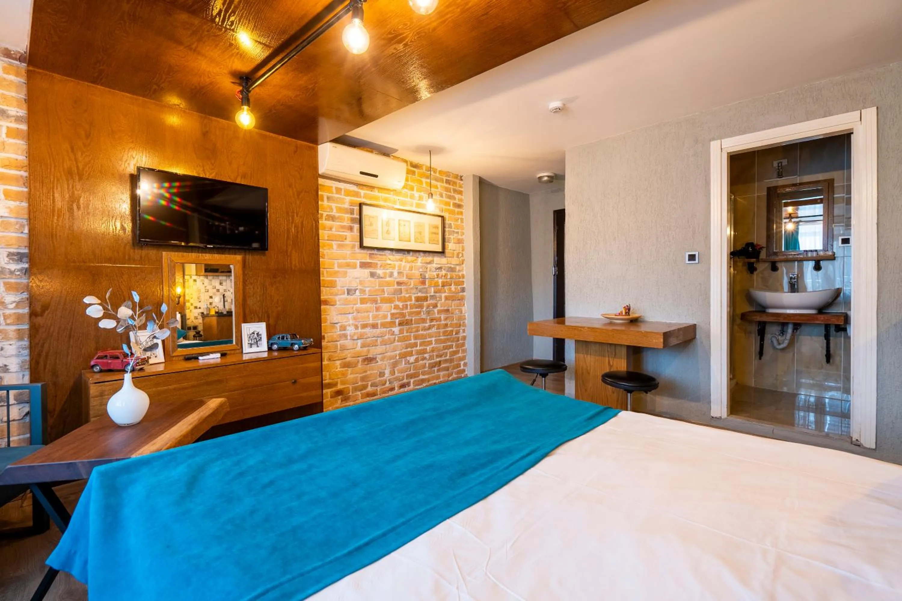 Photo of the whole room, Bed in Cube Suites